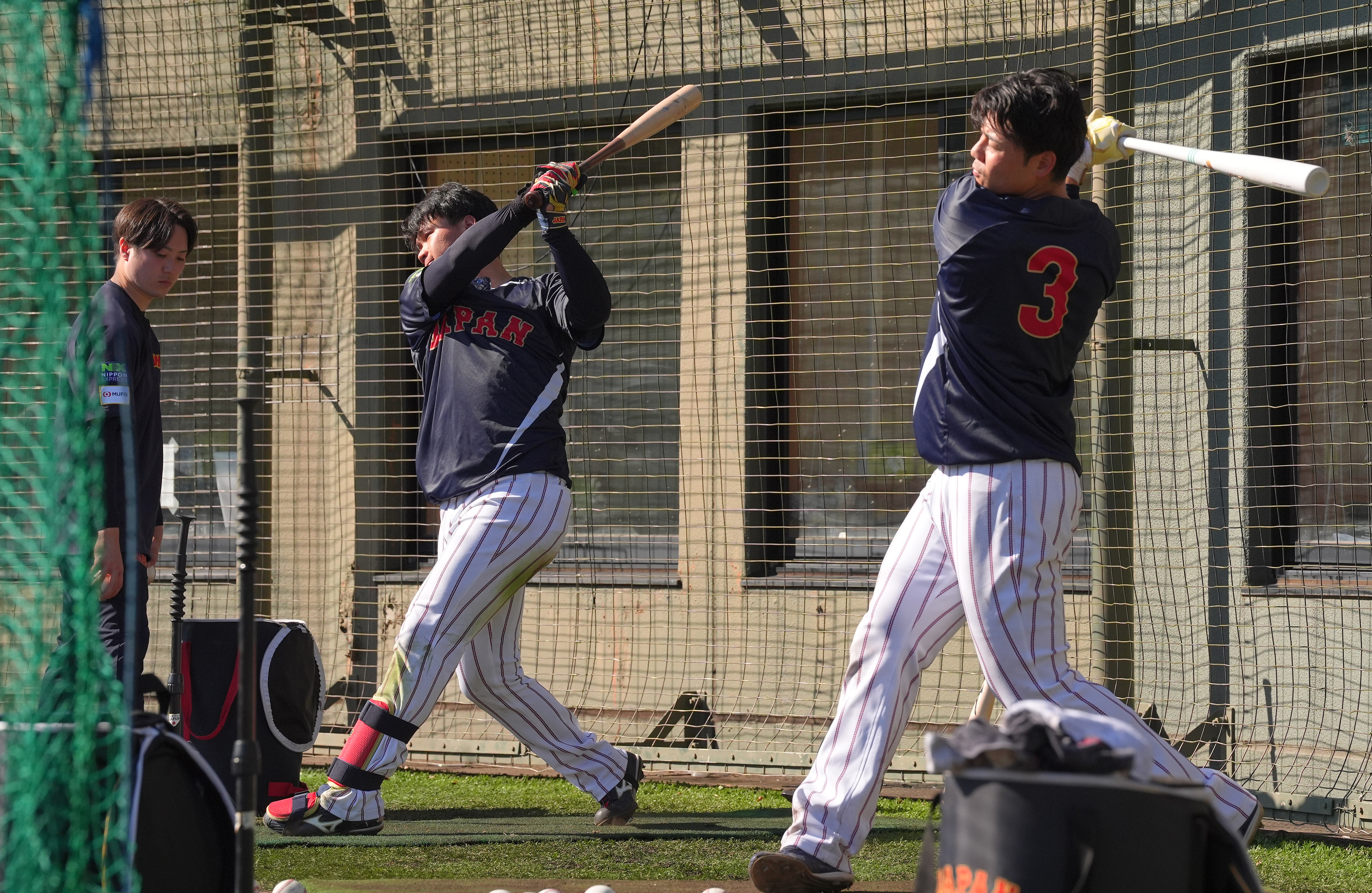 侍ジャパン・清宮幸太郎、井端監督もつけた背番号3で柵越え披露