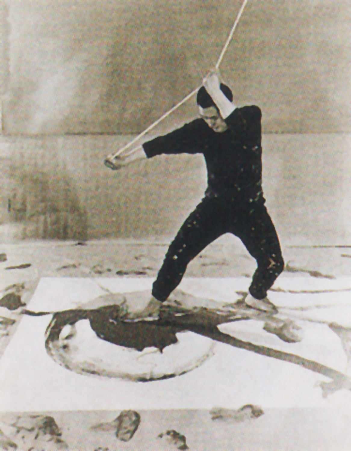 足で描き続けた少年の日の「赤」 伝説の画家 白髪一雄が描いた世界