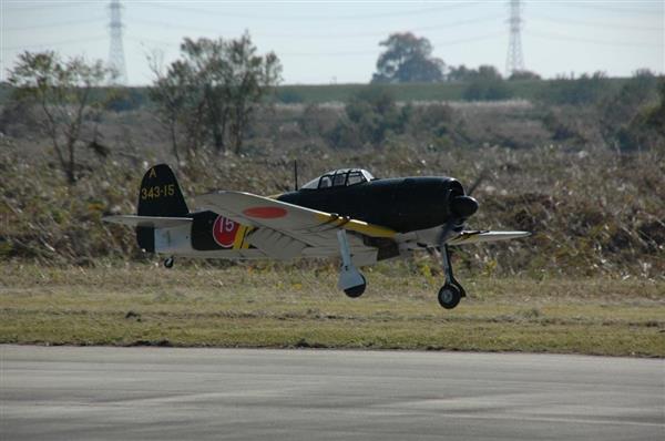 幻の富嶽、ラジコン2タイプが初の編隊飛行 飛行機王、中島