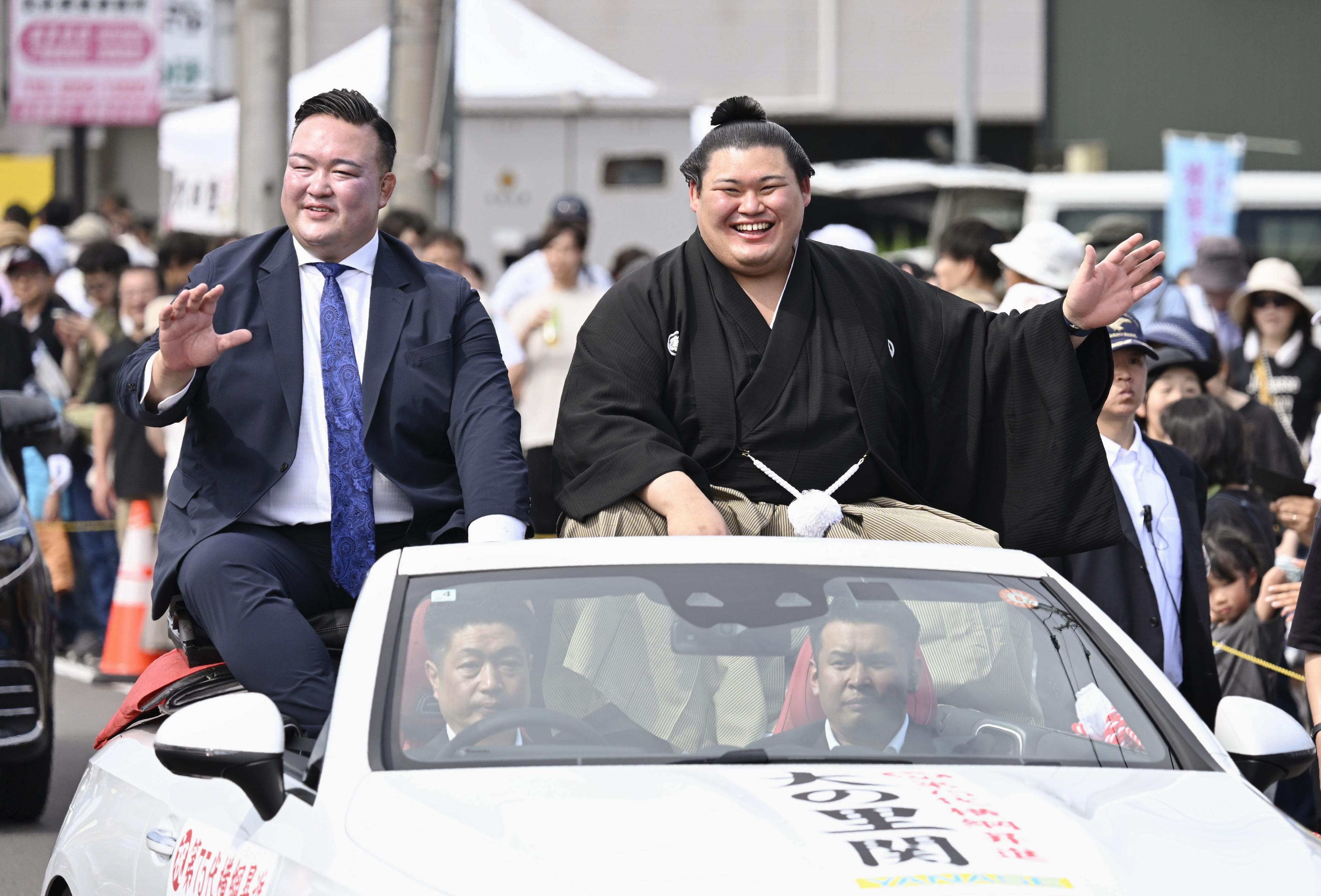 大の里、石川でパレード 3万7000人が横綱昇進祝う - サンスポ
