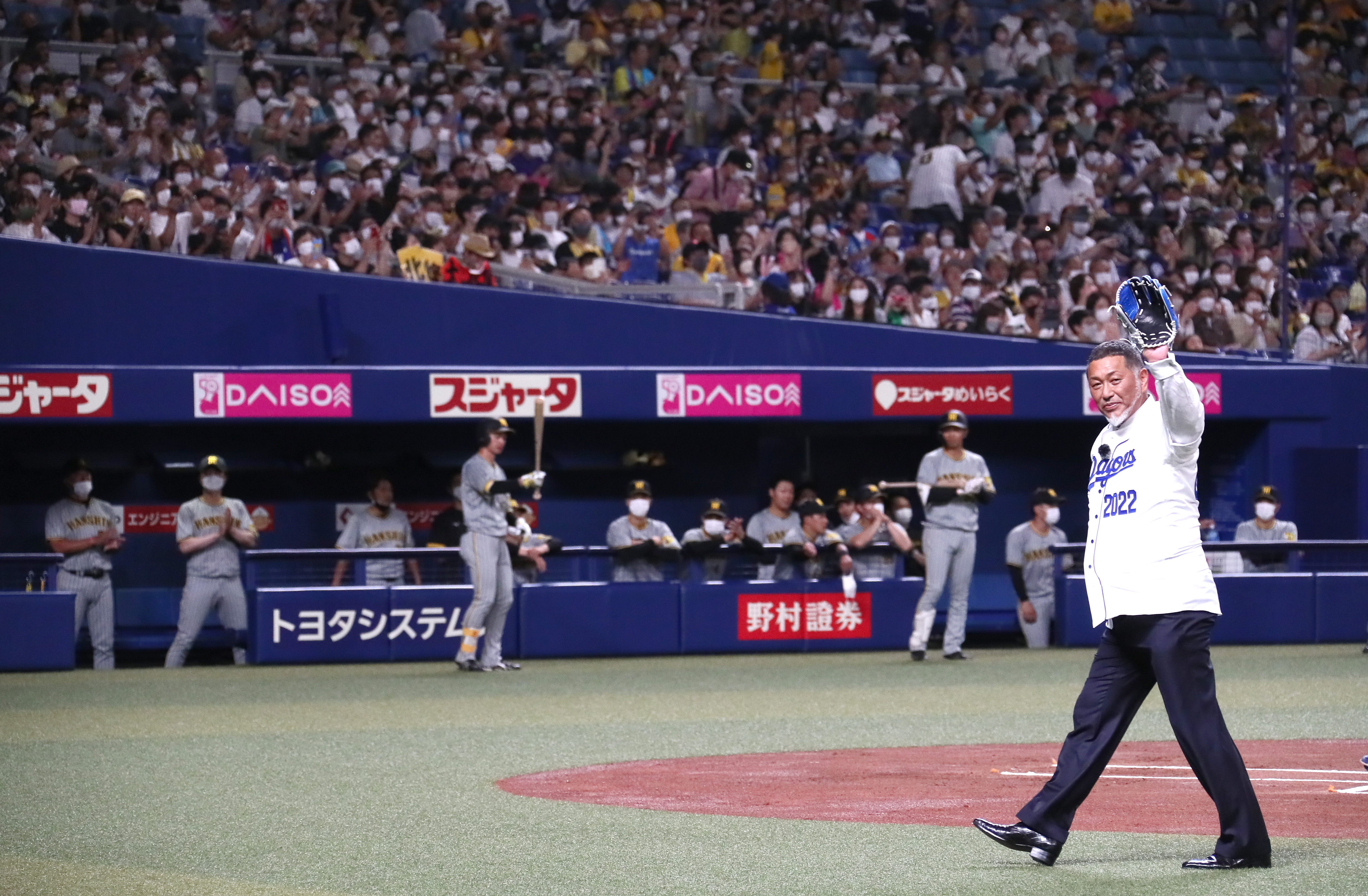 フォト特集】清原和博さん「感動した」 中日ユニホームで始球式 - 産経