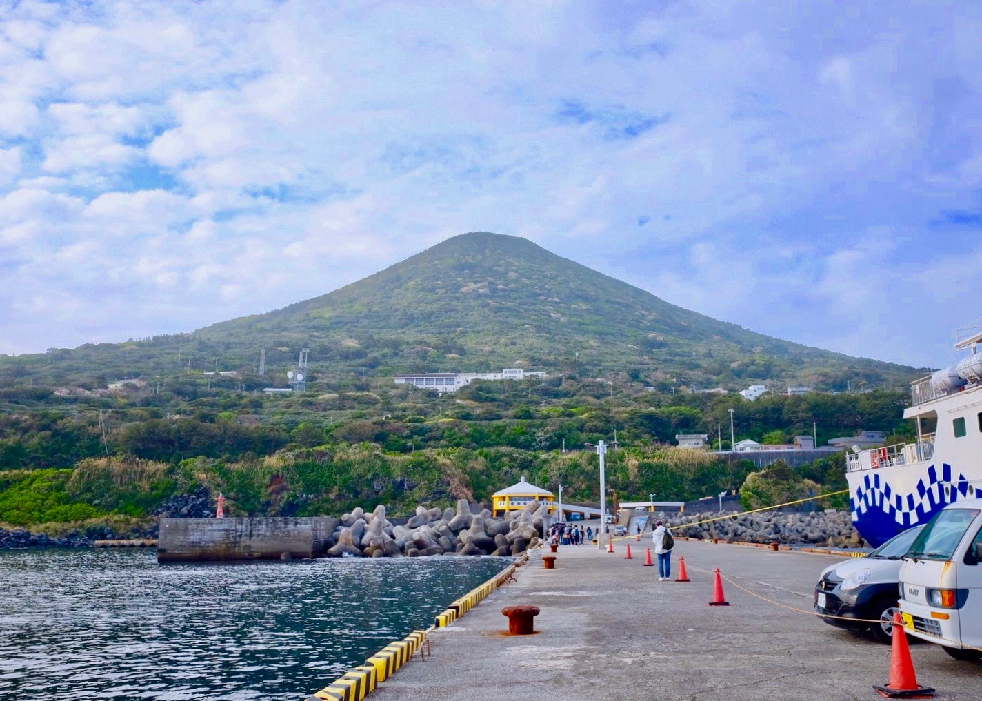 島を歩く 日本を見る】神が宿る海上のピラミッド 利島（としま 東京都