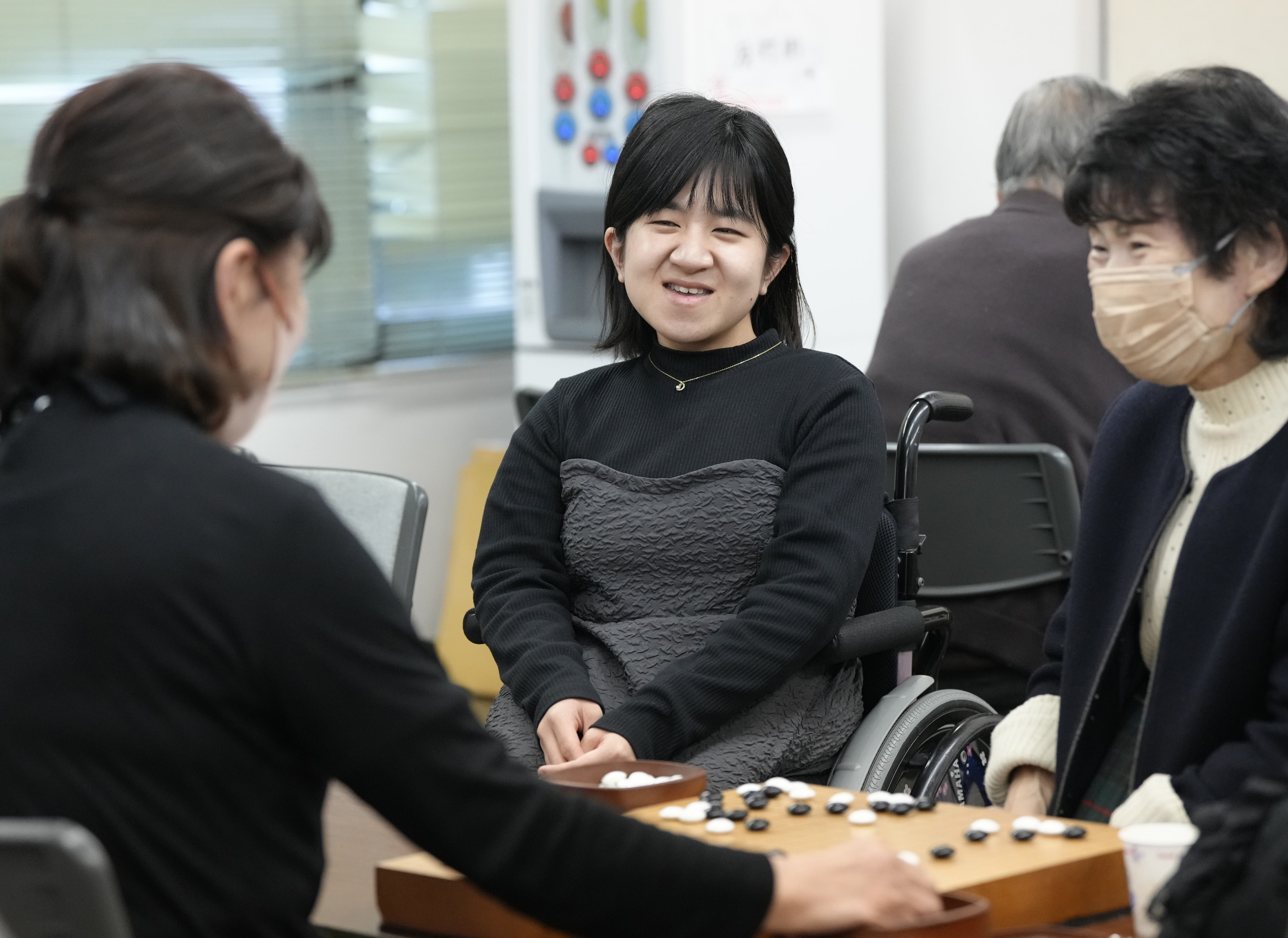 盤上では誰でも対等に戦える」 難病の囲碁棋士、加藤千笑さん - 産経 