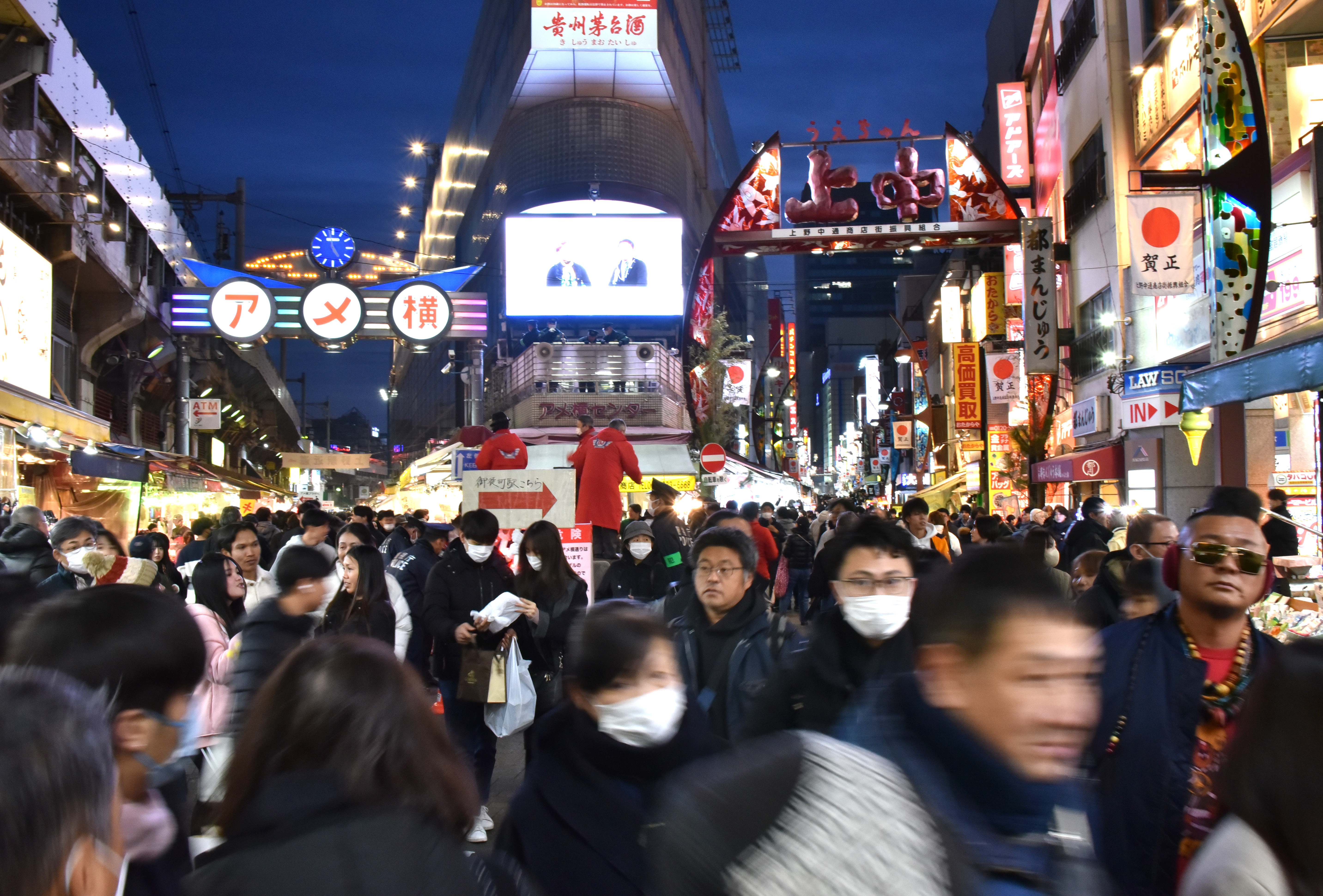 動画】年の瀬の「アメ横」正月の買い物客と観光客で賑わい 外国人が