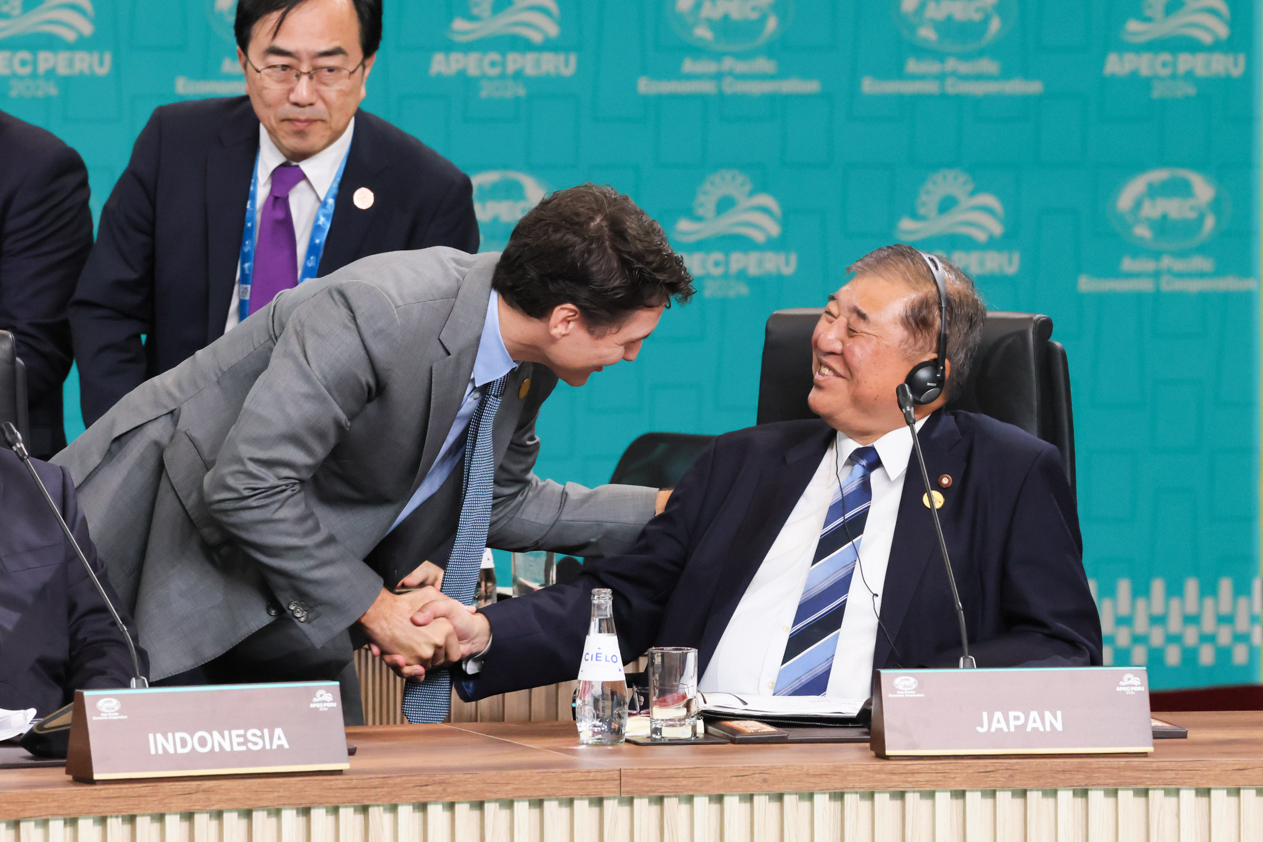 座ったまま握手、スマホ操作に1人腕組み…石破茂首相、APECでの映像が