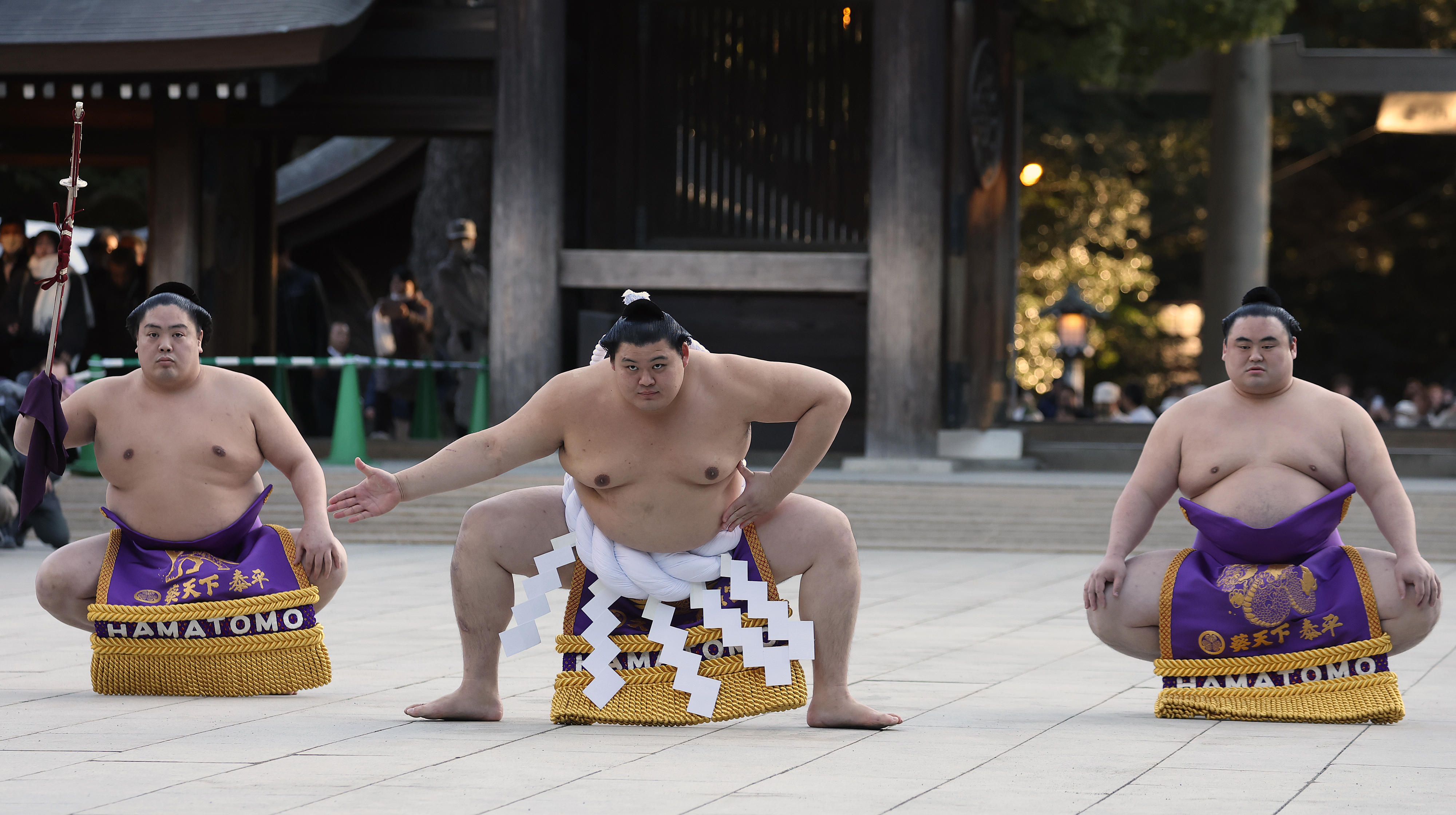 大の里、新たな三つぞろいの化粧まわしで新春恒例の奉納土俵入り