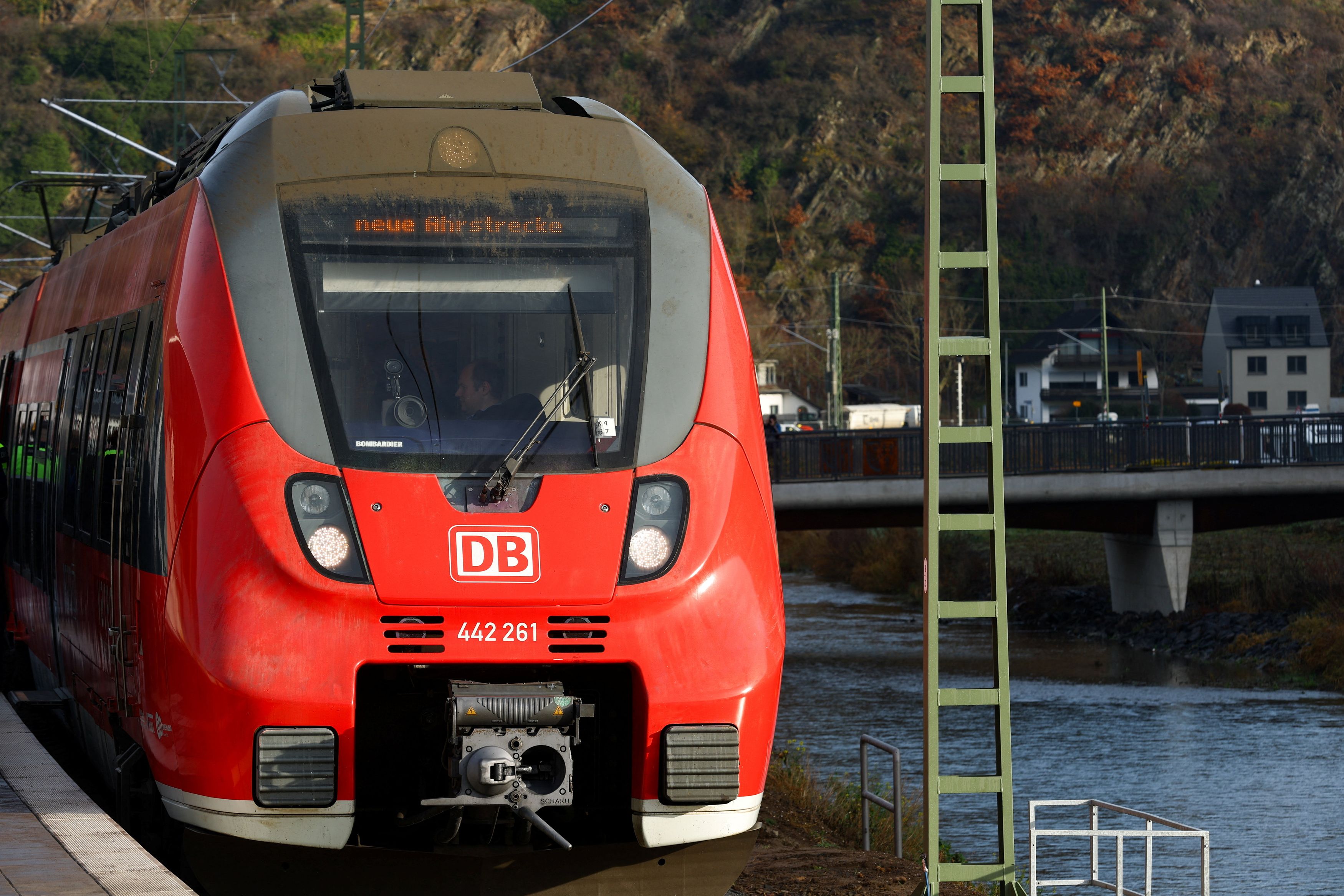 ドイツ鉄道が全土で停止 無線網に大規模障害、多数の乗客が足止め