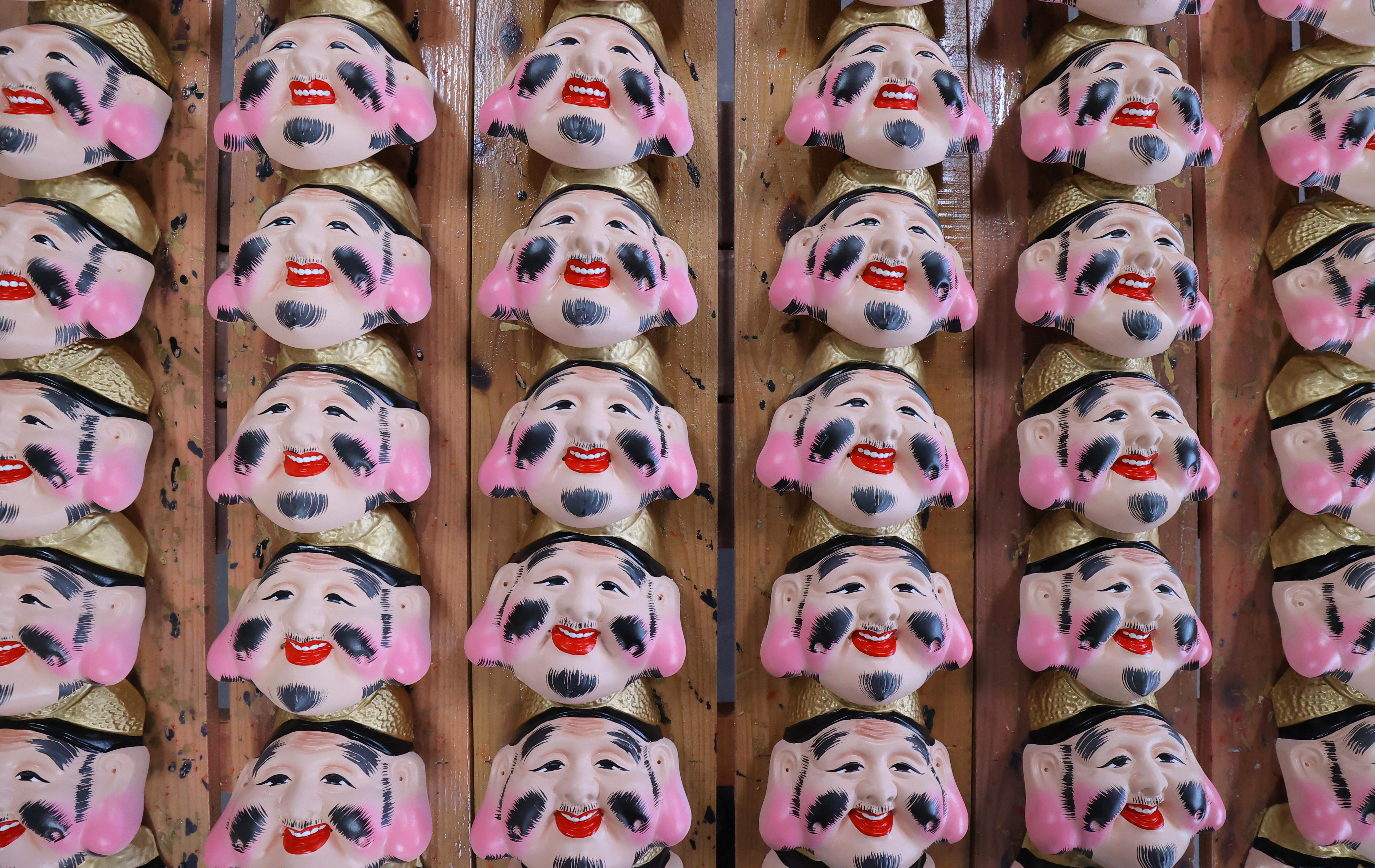 万博の勢いで来年もよい年に」十日えびすへ色鮮やかに面を装飾 明治