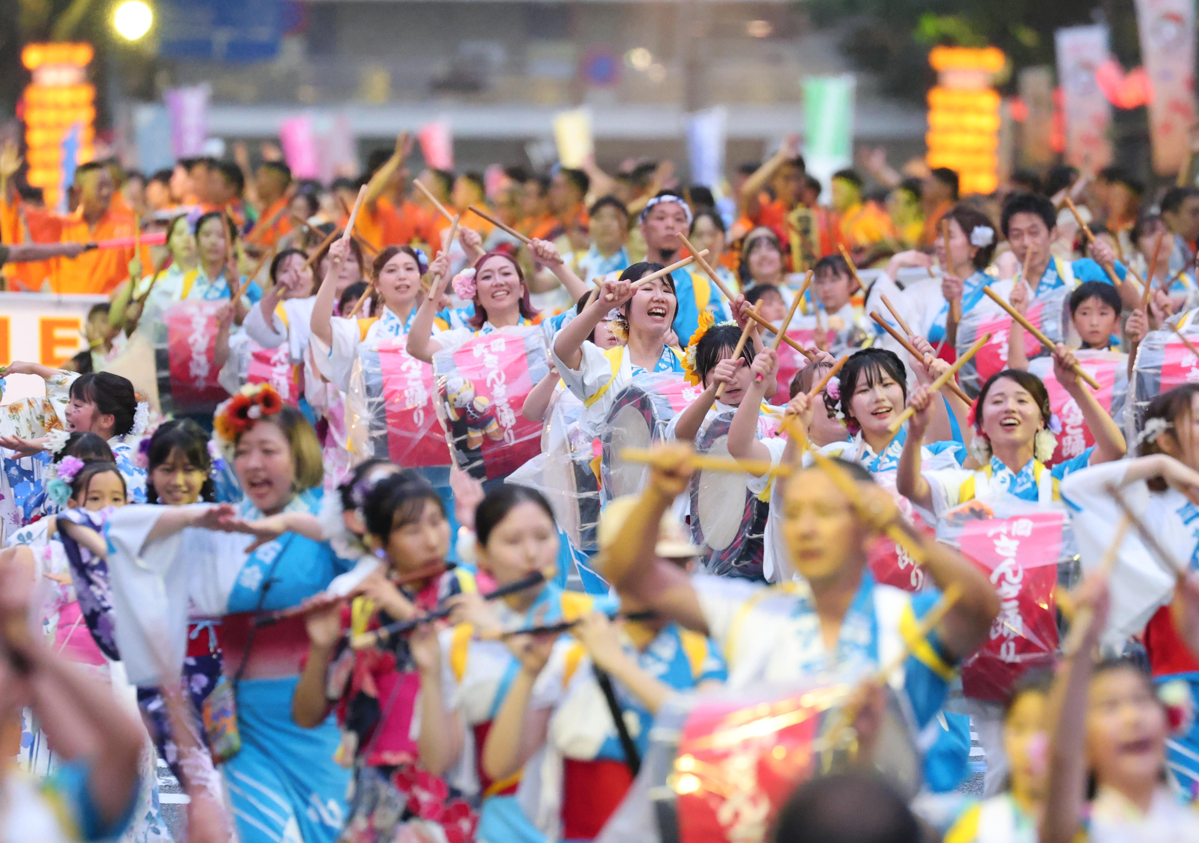 雨音に響く掛け声 盛岡さんさ踊りが開幕、期間中208団体2万6600人が