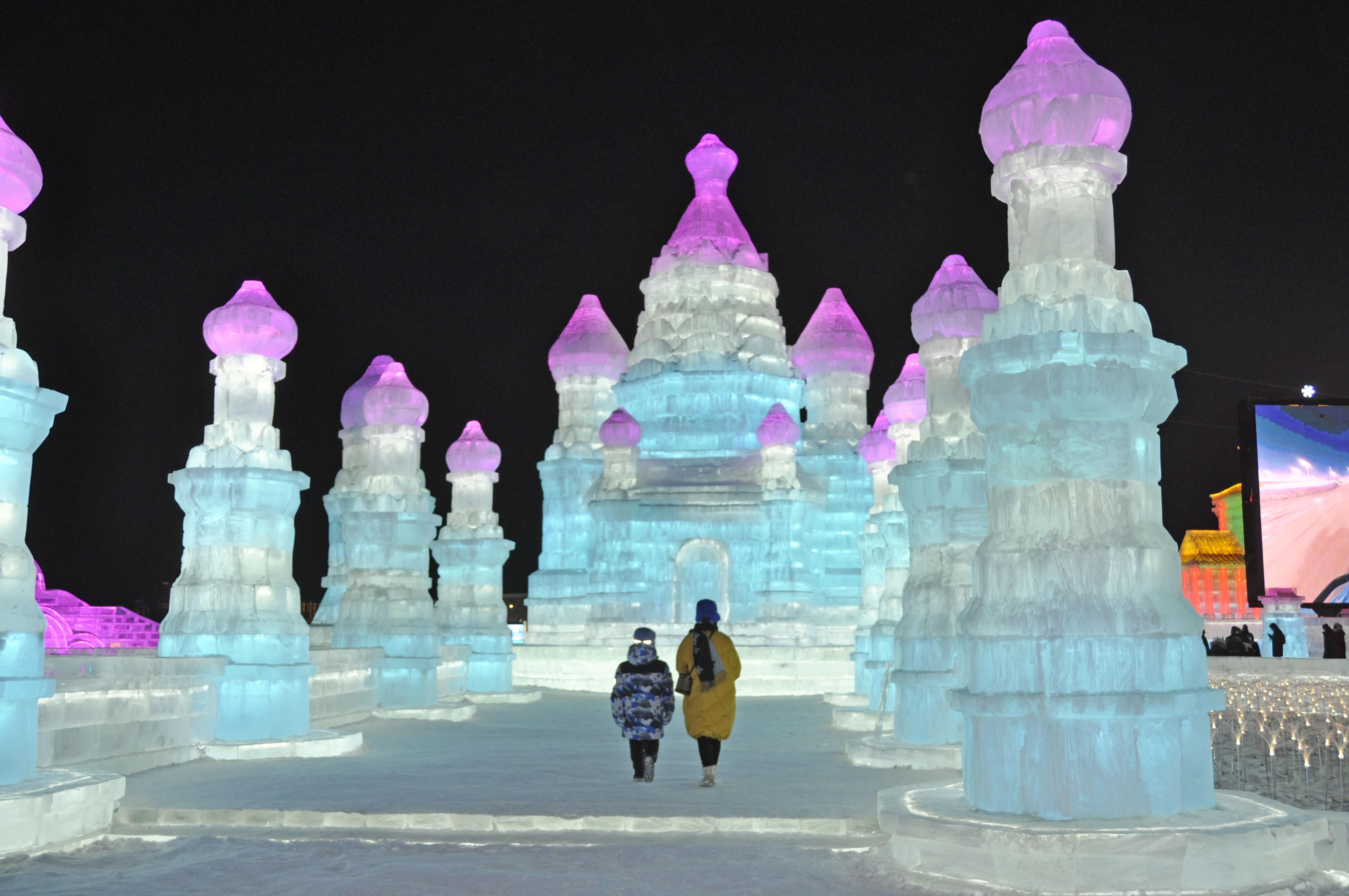 おとぎ話の世界」中国ハルビンで氷雪祭り 極寒の中、巨大造形が魅了 - 産経ニュース