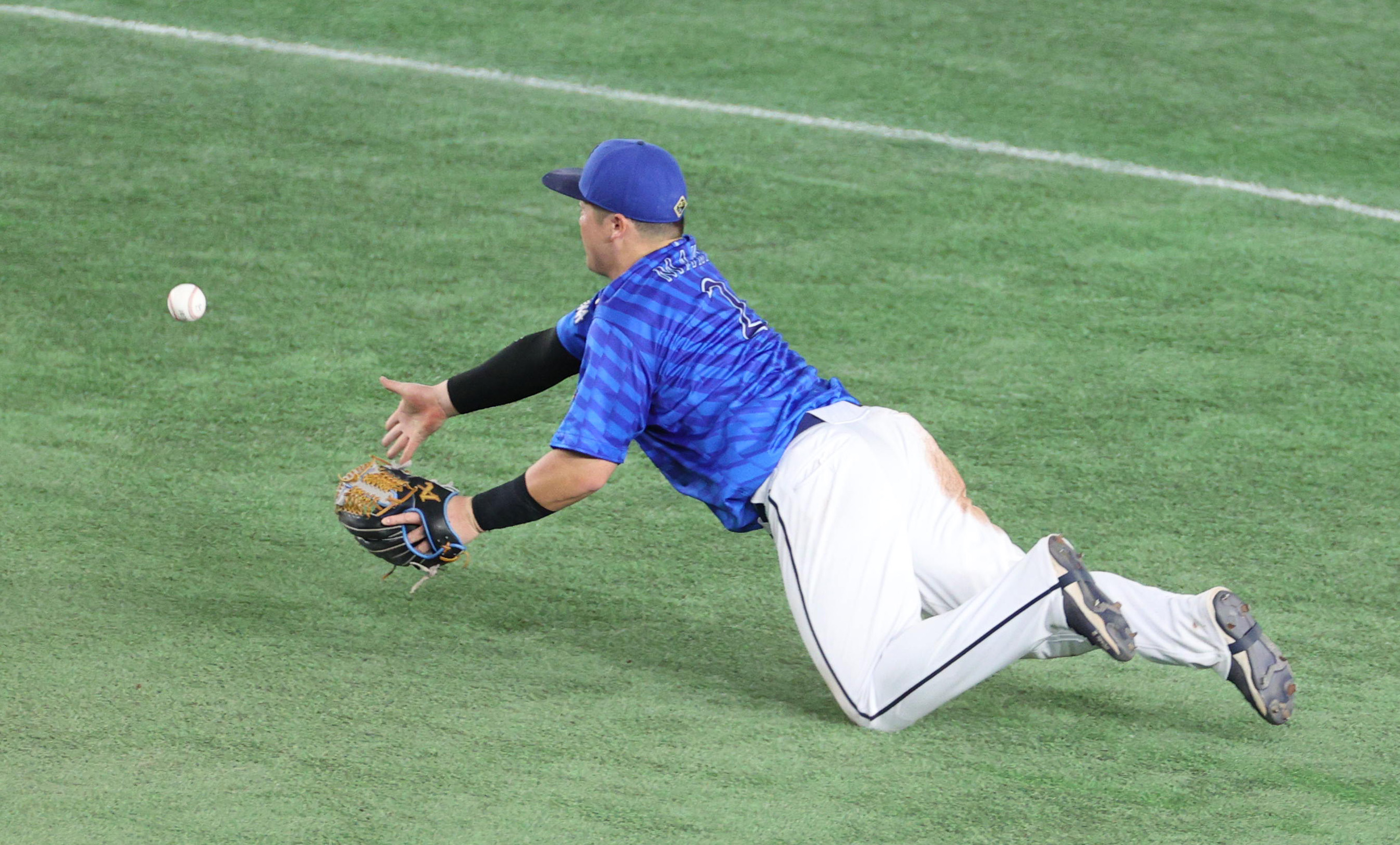 DeNA・牧秀悟、満塁ピンチ救う超ファインプレー 横っ飛び併殺で無失点