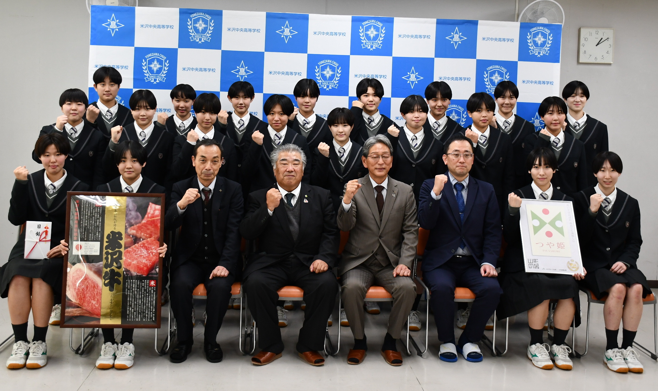 春高バレー山形代表の山形中央と米沢中央、JA各社が山形牛とつや姫を