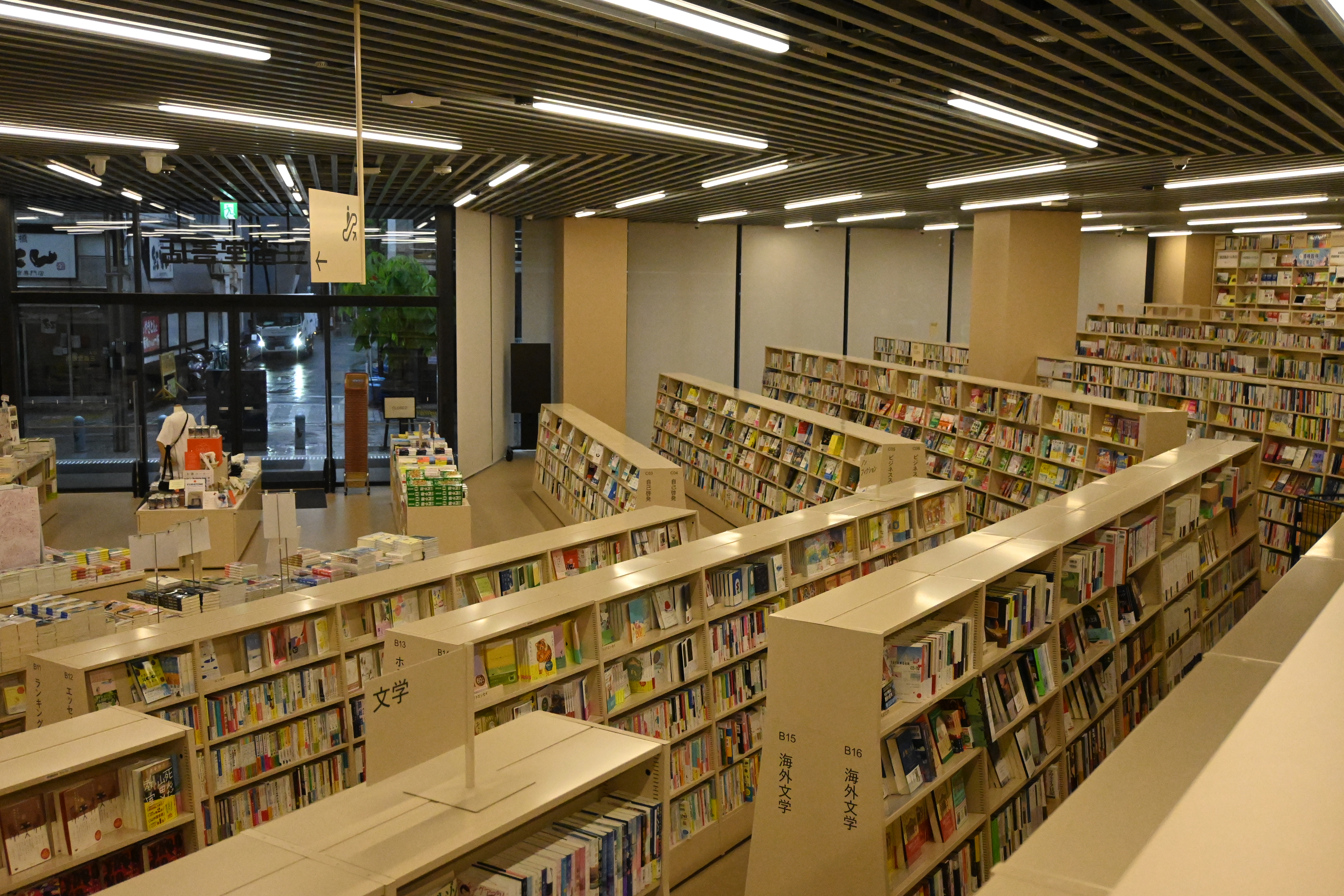 知的好奇心くすぐる本棚の仕掛けとは 「本の街」で書店の未来を拓く