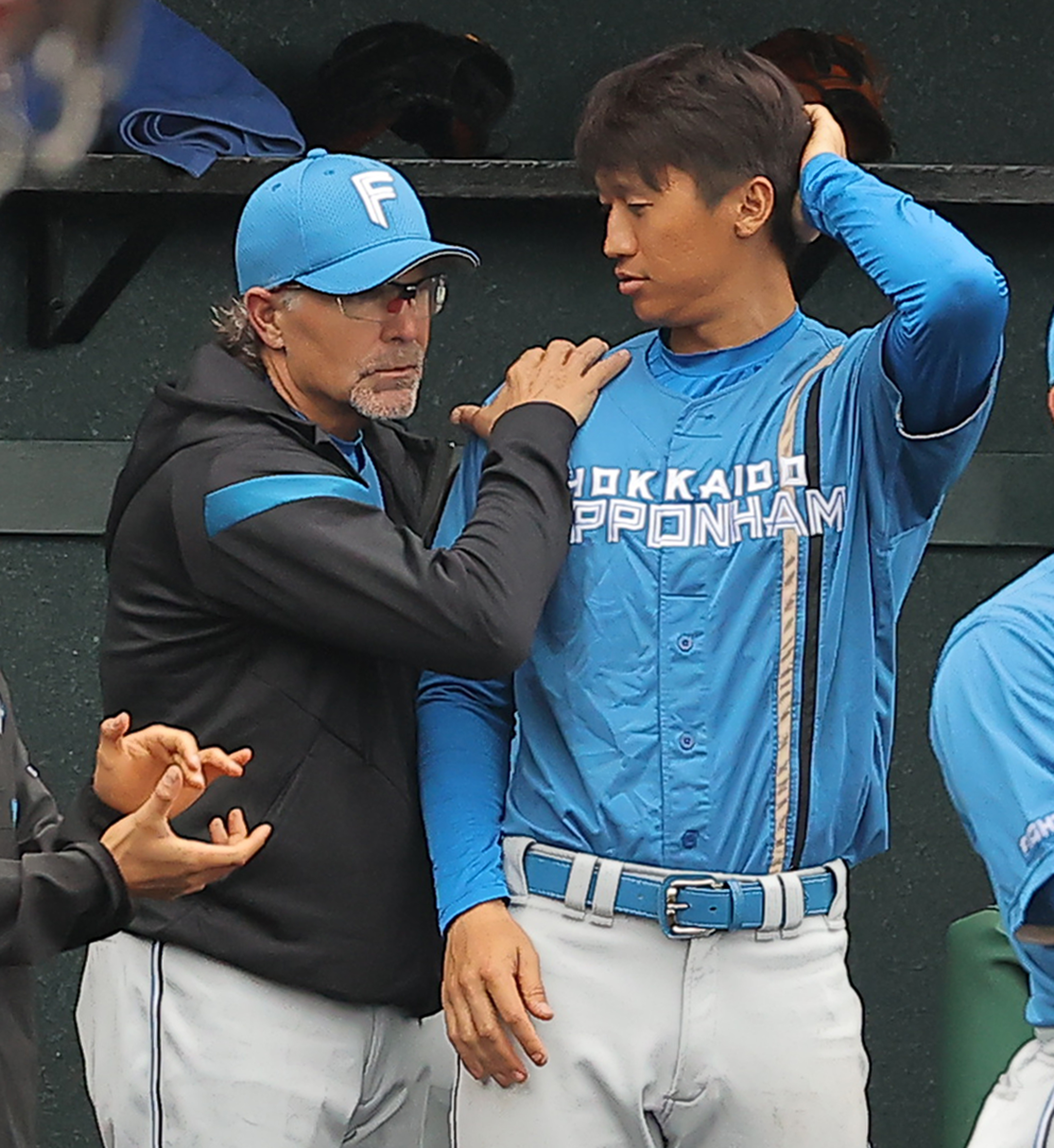 日本ハム・ヒルマン元監督が練習試合でベンチ入り 今季から