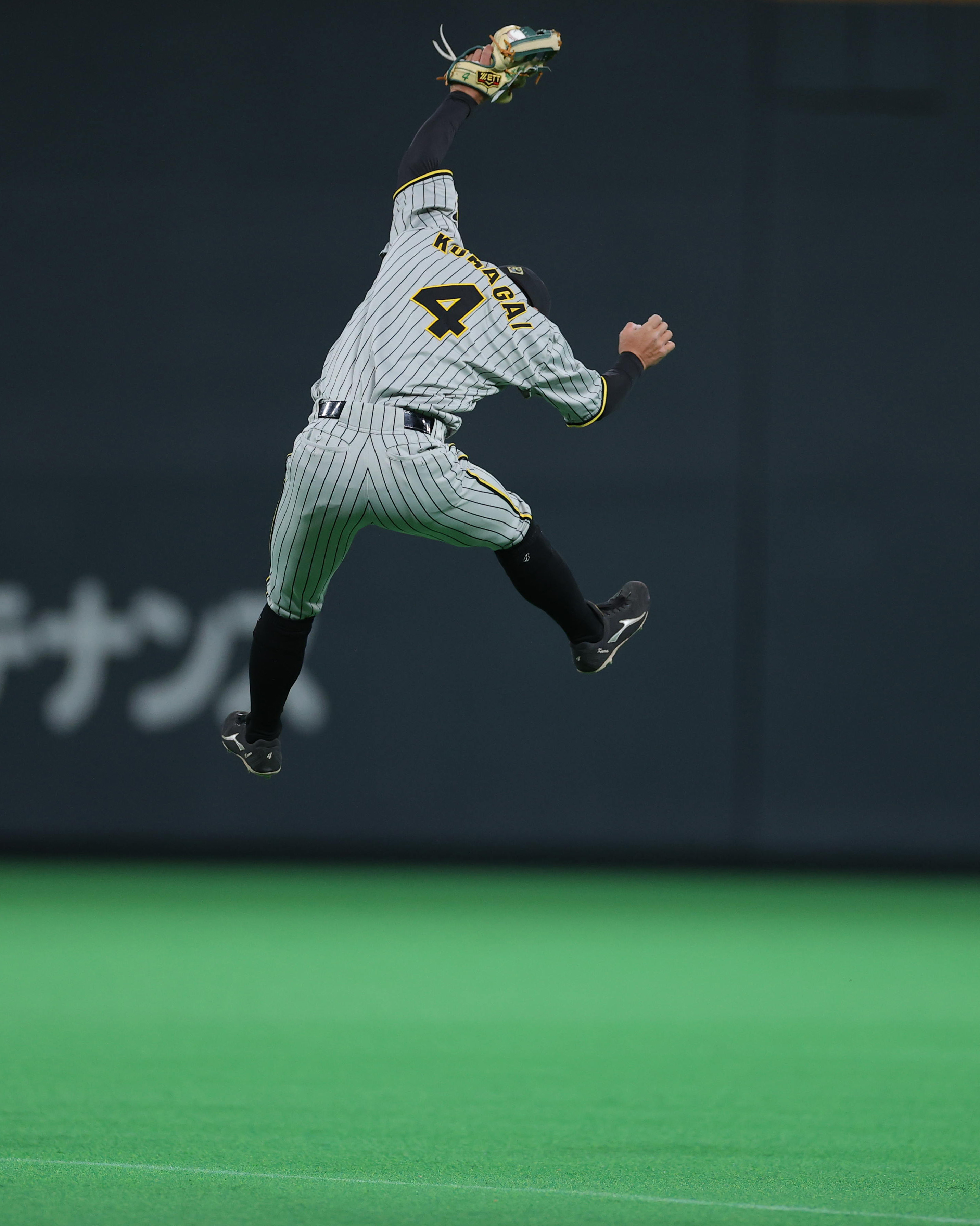 阪神・熊谷敬宥が大ジャンプ！ 日本ハム・万波中正のライナーをナイス
