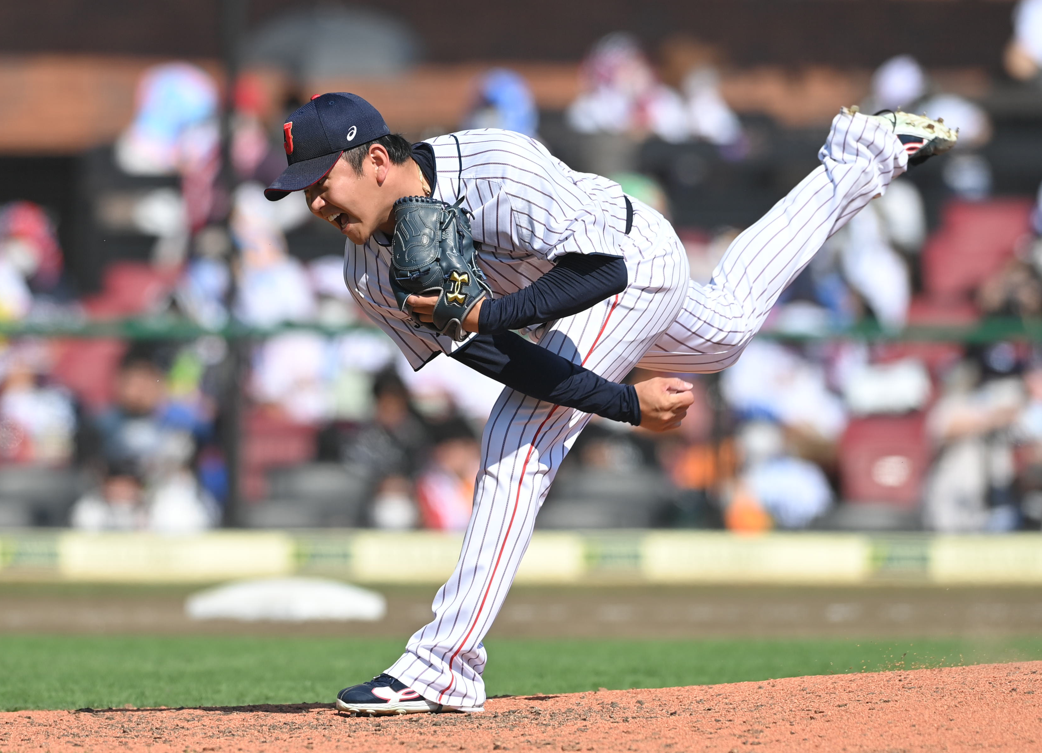 侍ジャパン 強化試合１戦目の 九回の男 はｄｅｎａの山崎 ６球で三者凡退 サンスポ