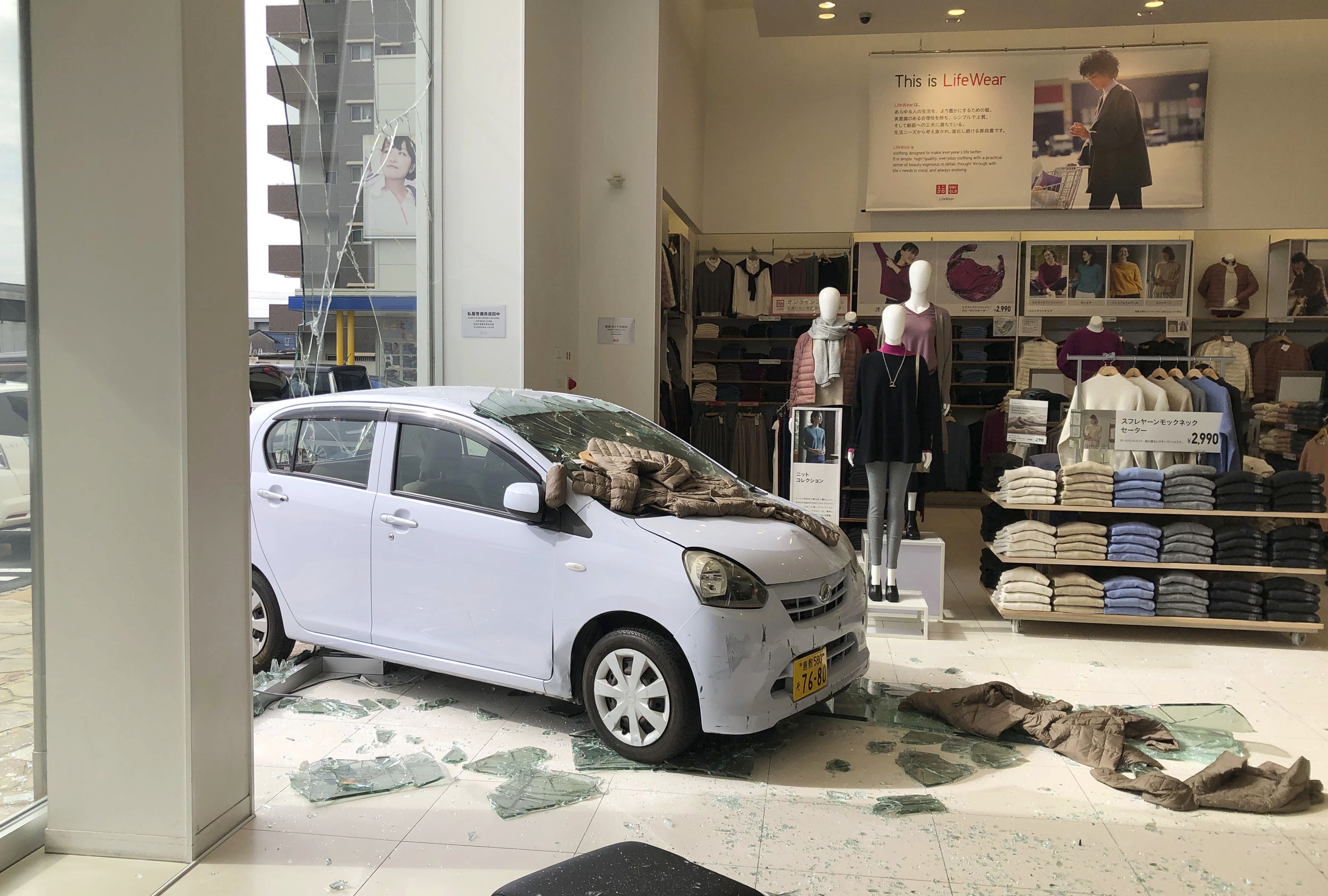 ユニクロに車突入１人軽傷 踏み間違えか 産経ニュース