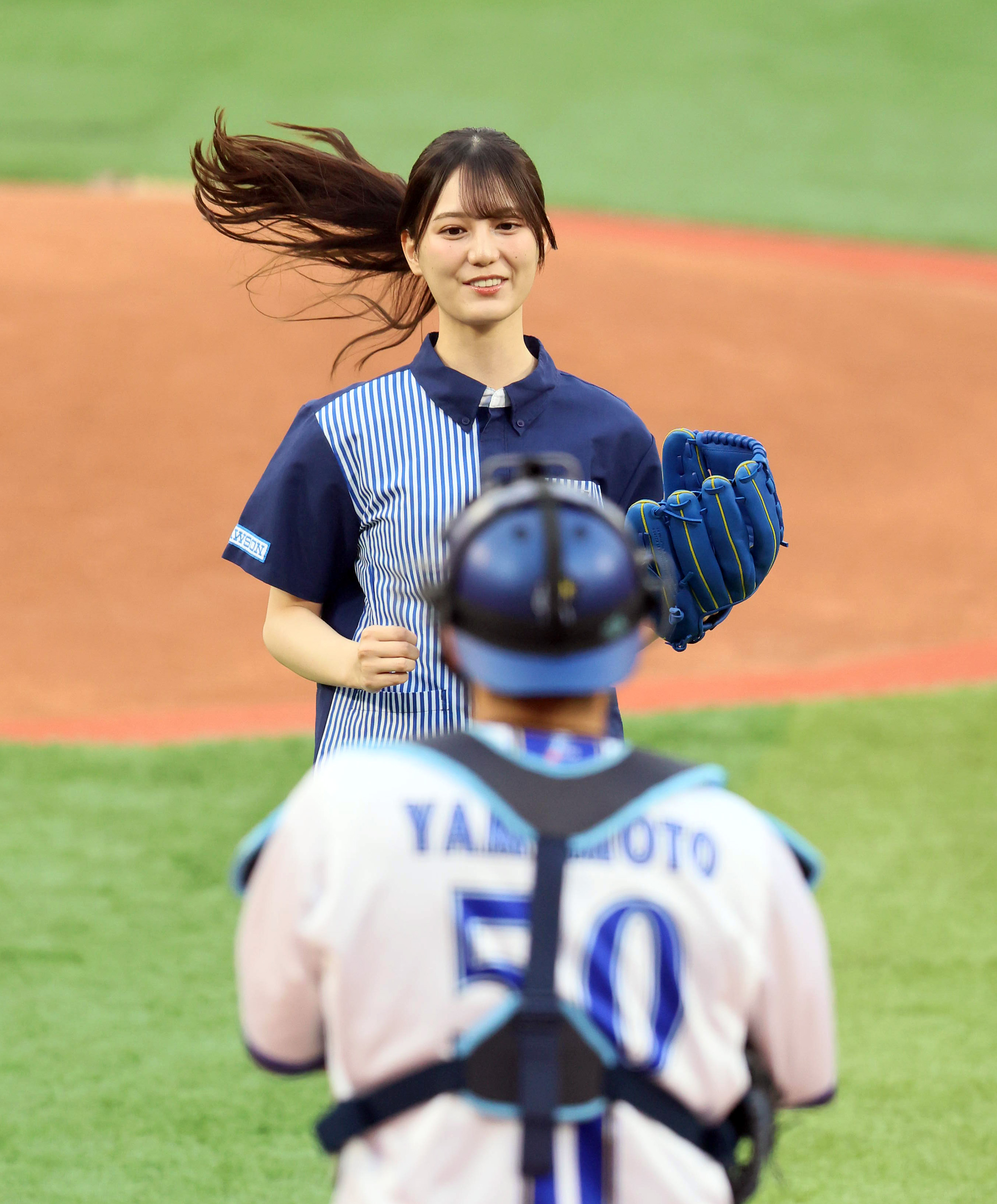 画像】日向坂46の小坂菜緒がDeNA戦で始球式 2年連続ノーバウンド投球に