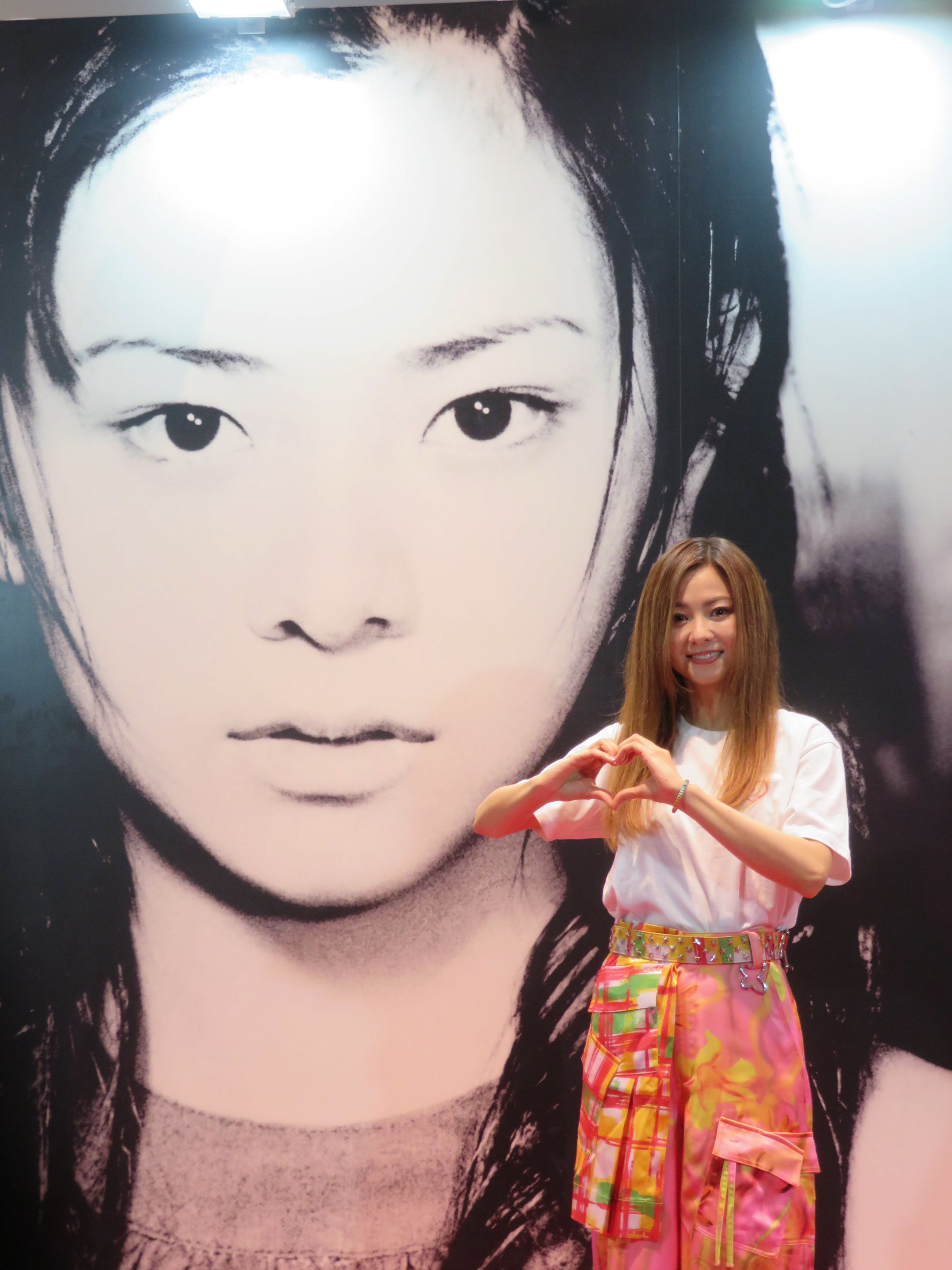 倉木麻衣が25周年記念展のオープンセレモニーで大興奮 リアル