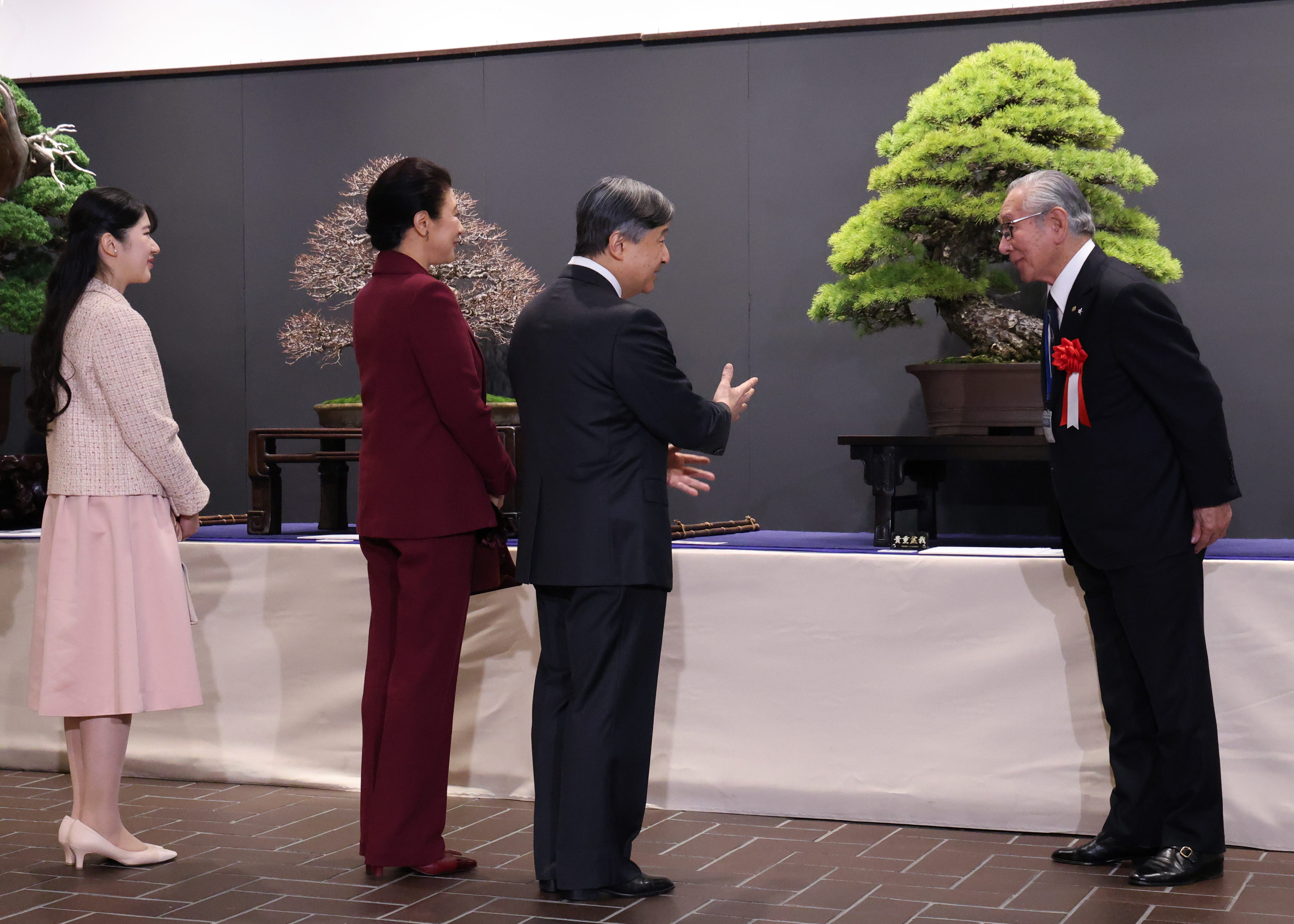 陛下、高市早苗首相の親任式臨まれ 佳子さまは伝統工芸士とご懇談 皇室