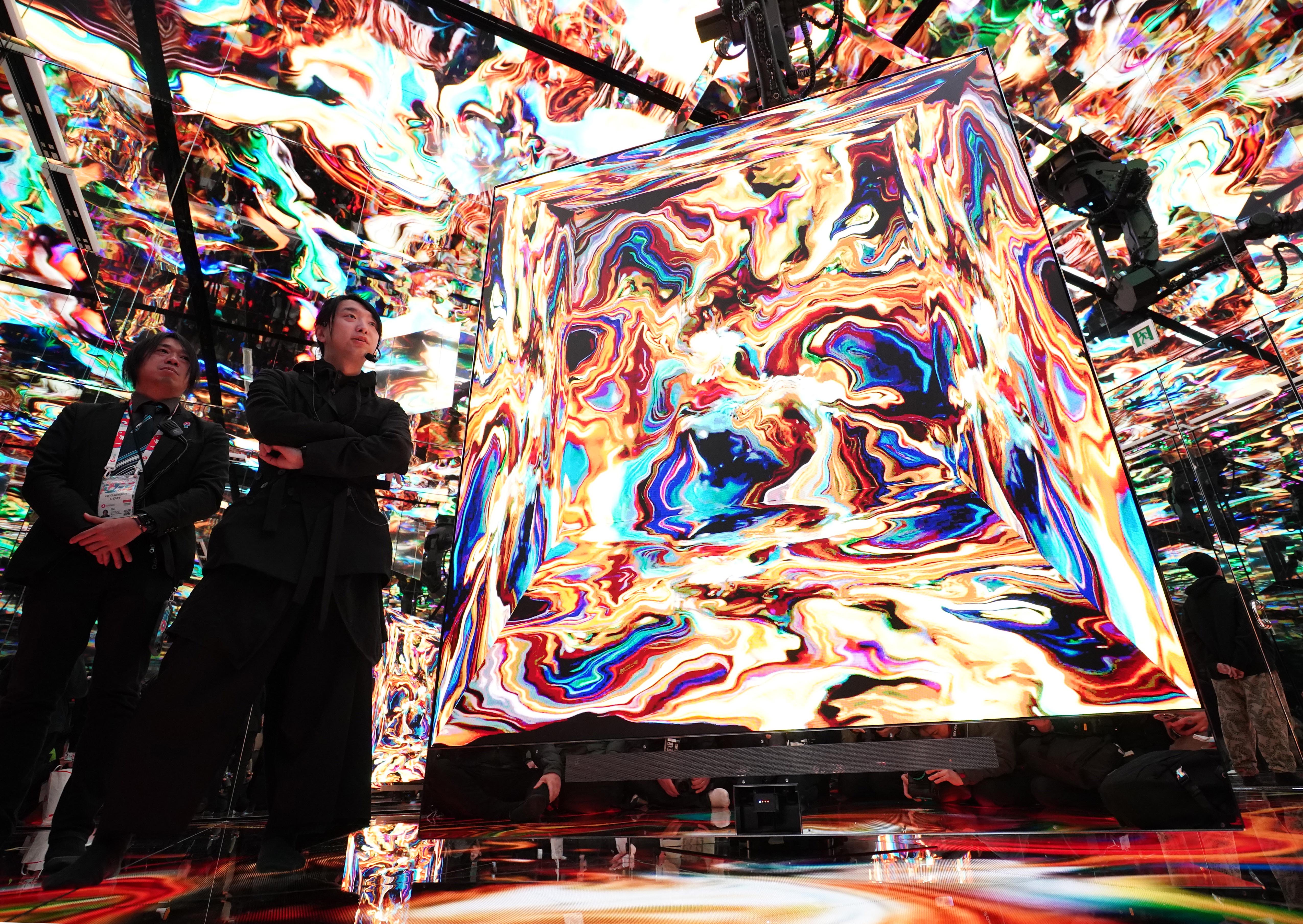 鏡と特殊映像が生み出す「無限」空間 落合陽一氏のパビリオンで出会う