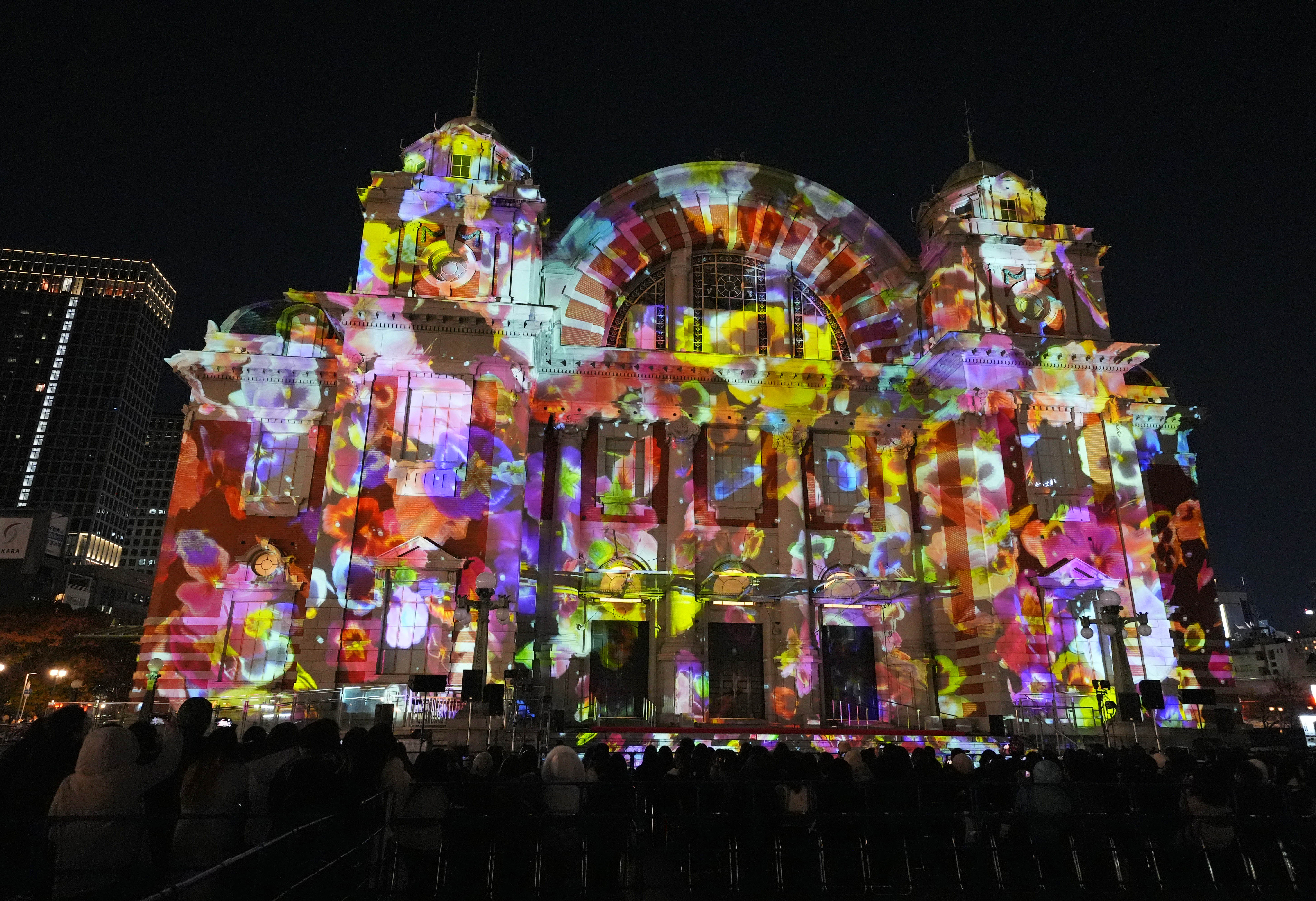 上戸彩さんもゲストで登場 大阪市中央公会堂でプロジェクション