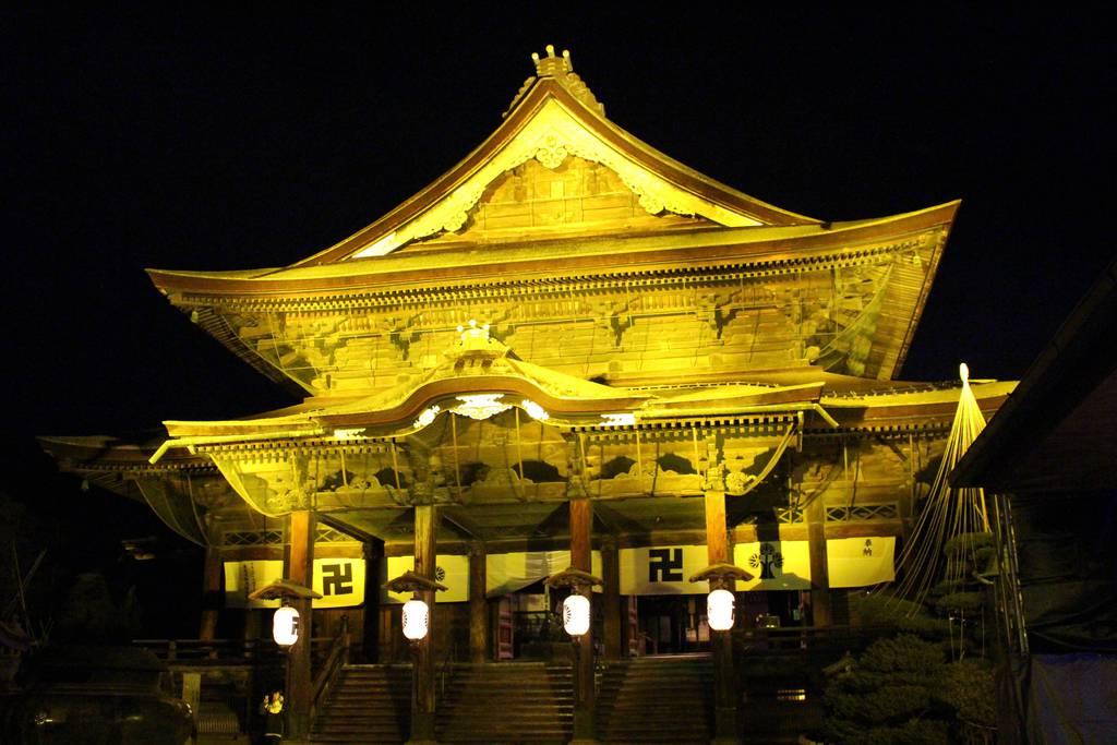 善光寺を金色に染める 長野灯明まつり 産経ニュース