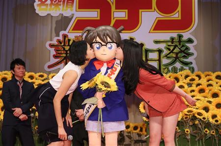 榮倉奈々 知英 完成披露試写会でコナンにチュー サンスポ