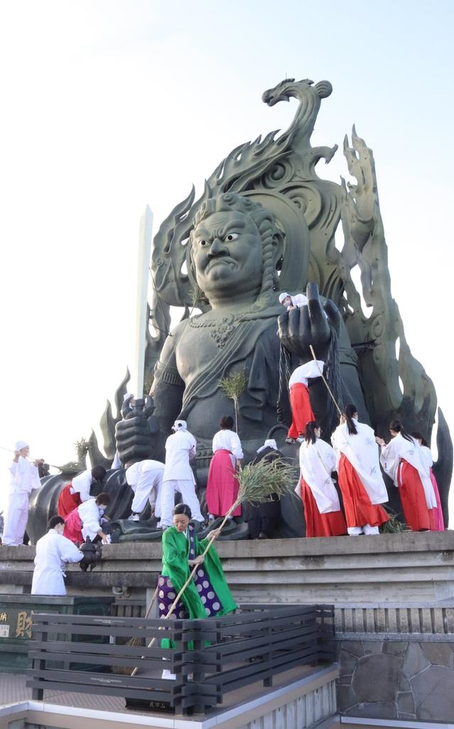 成田山仙台分院で年の瀬恒例の大仏すす払い 産経ニュース