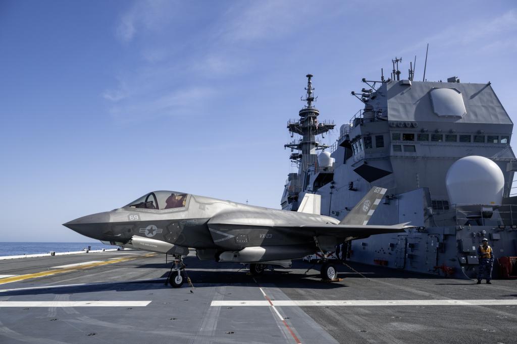 最新国防ファイル】護衛艦「かが」が「いずも」型で初の本格的な戦闘機