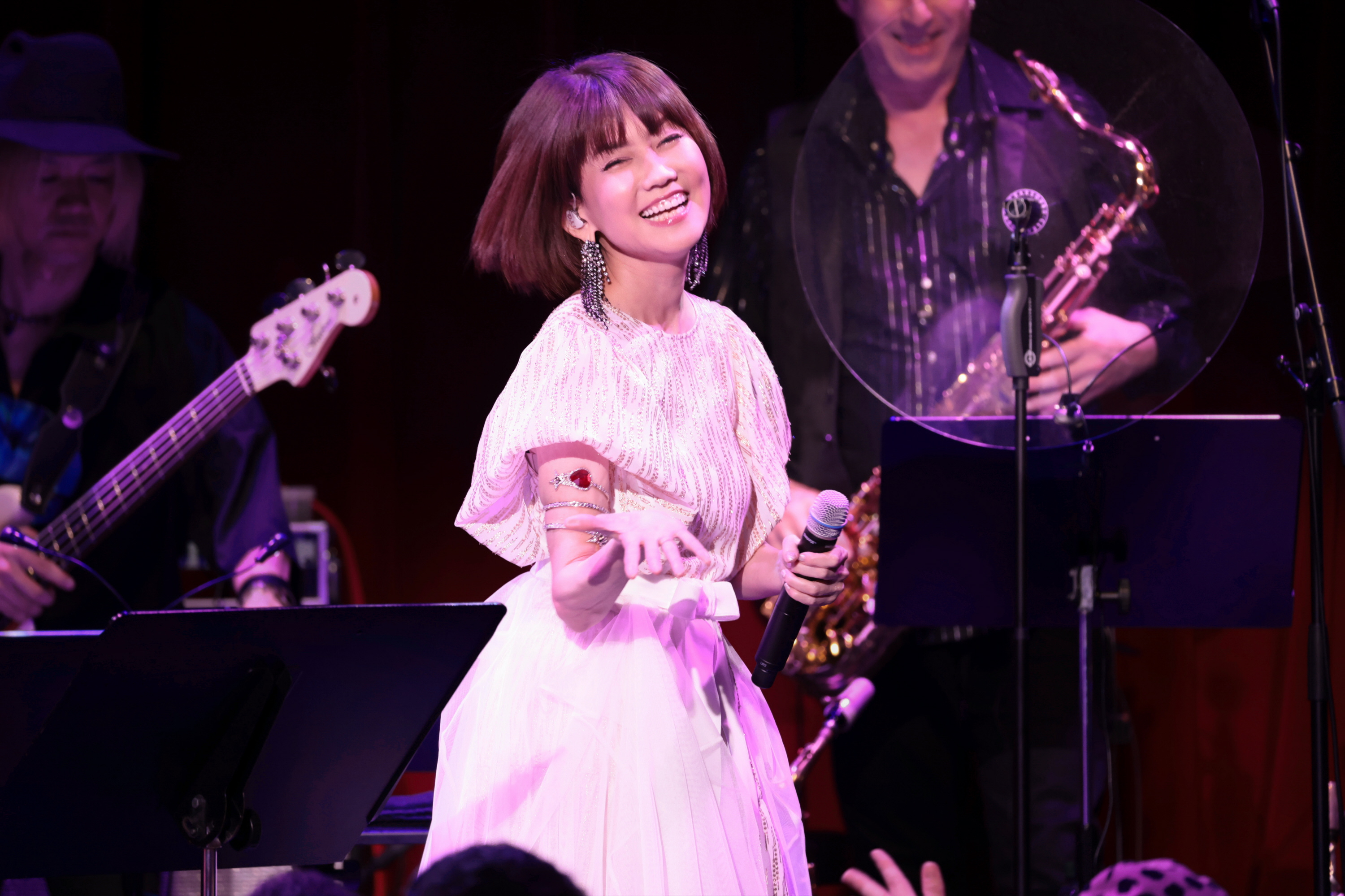 松本伊代、デビュー40周年記念公演 夫・ヒロミから花束を贈られる