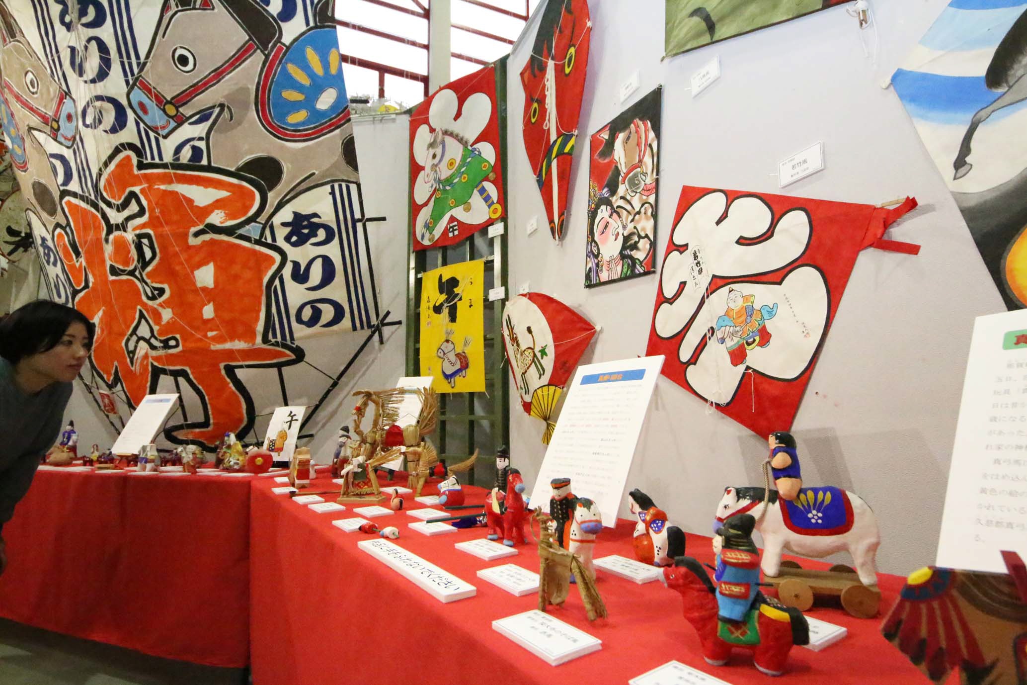 万事ウマく」願い 滋賀・東近江大凧会館、今年の干支「午」描いた凧や