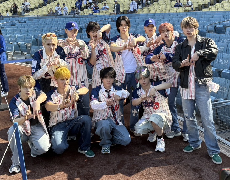 MLB】ドジャースタジアムにJO1が来場！ 日本人母を持つロバーツ監督は
