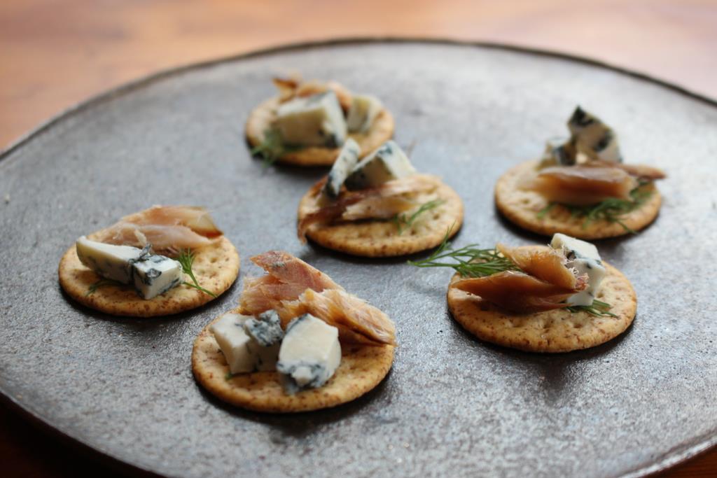 料理と酒 臭い食べ物の競演 くさやとブルーチーズ 産経ニュース