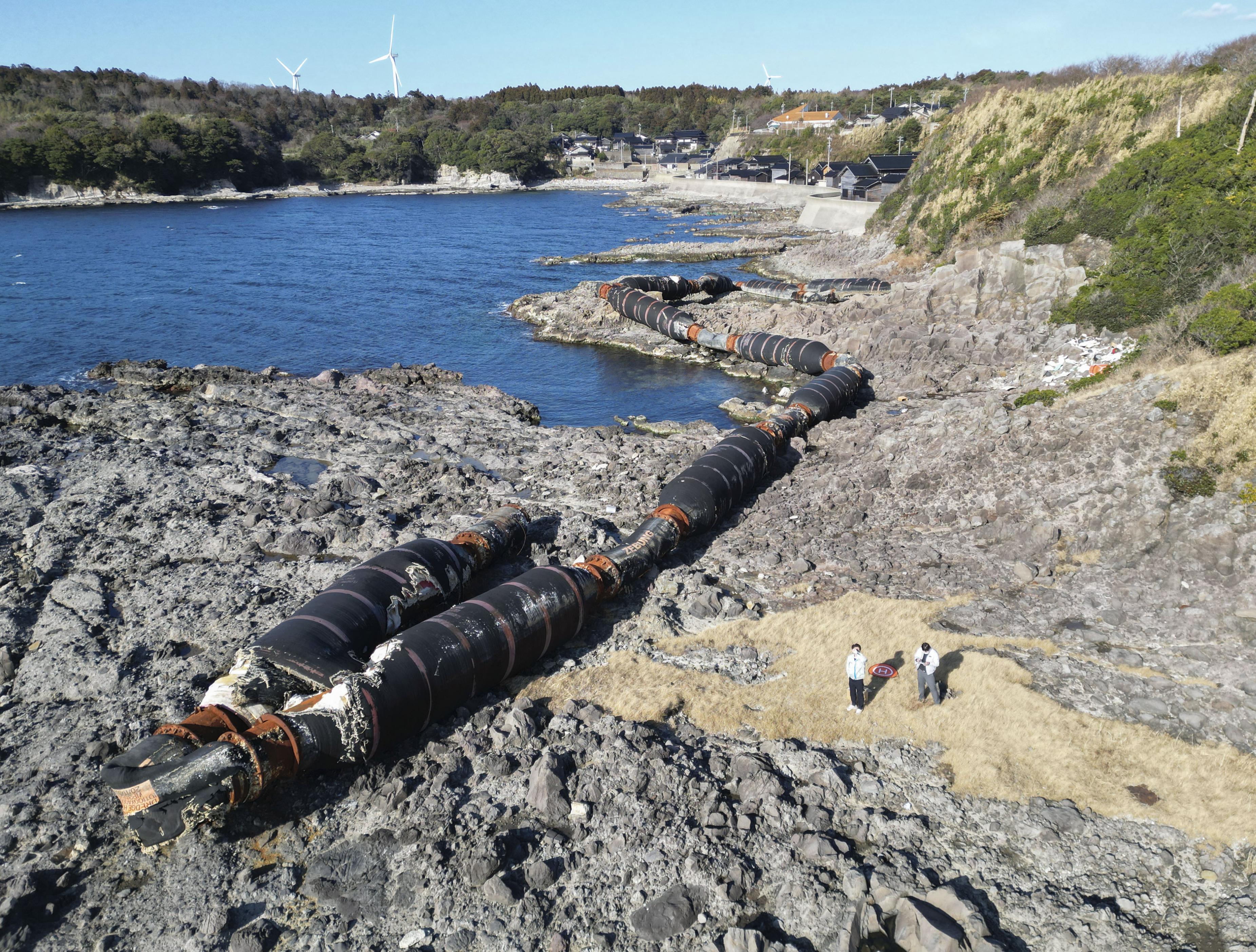 石川・志賀の海岸に鉄製巨大ホース漂着 中国企業名記載…直径2メートル