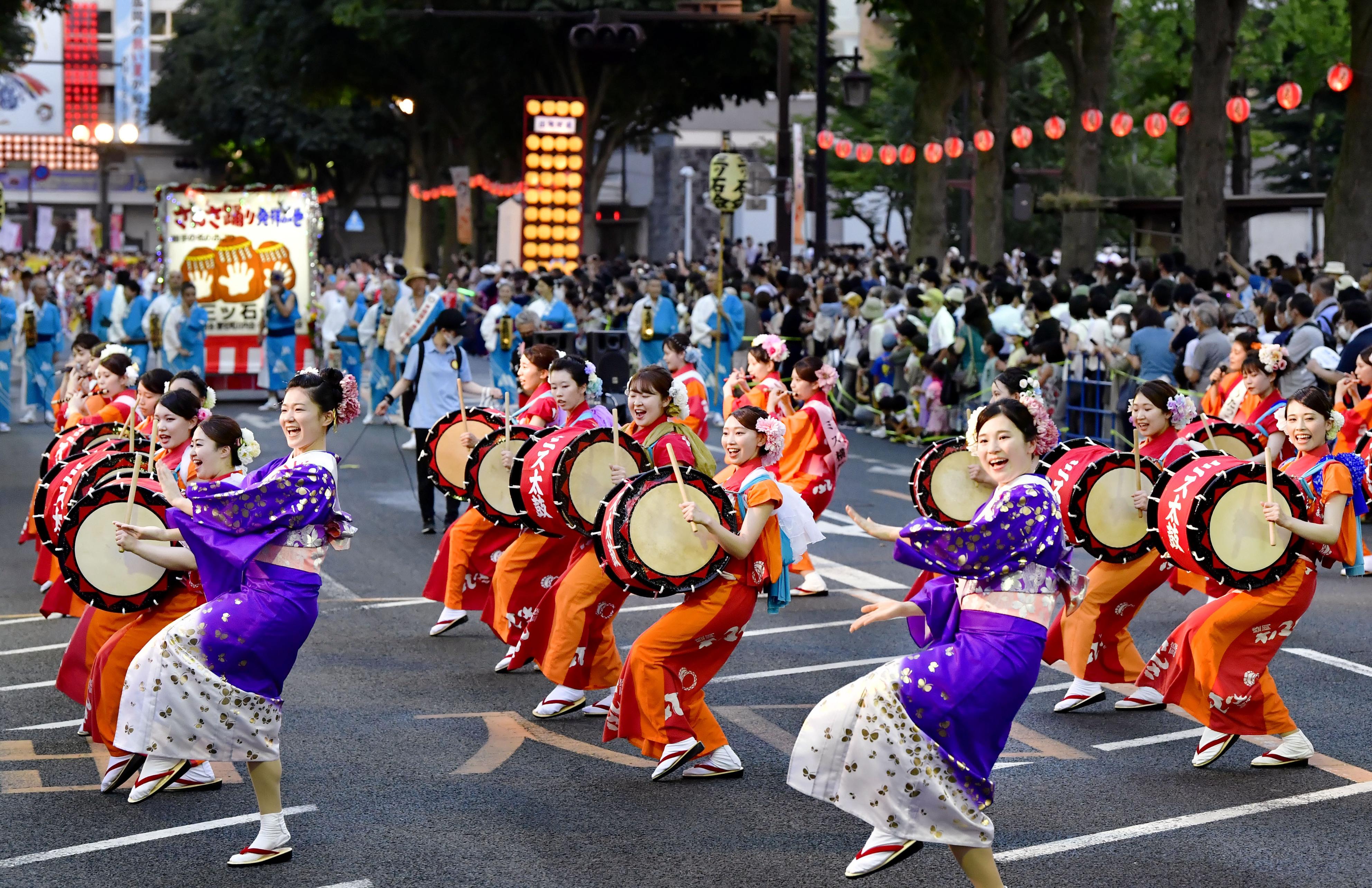 フォト特集】３年ぶり「盛岡さんさ踊り」 色とりどりの浴衣で舞う