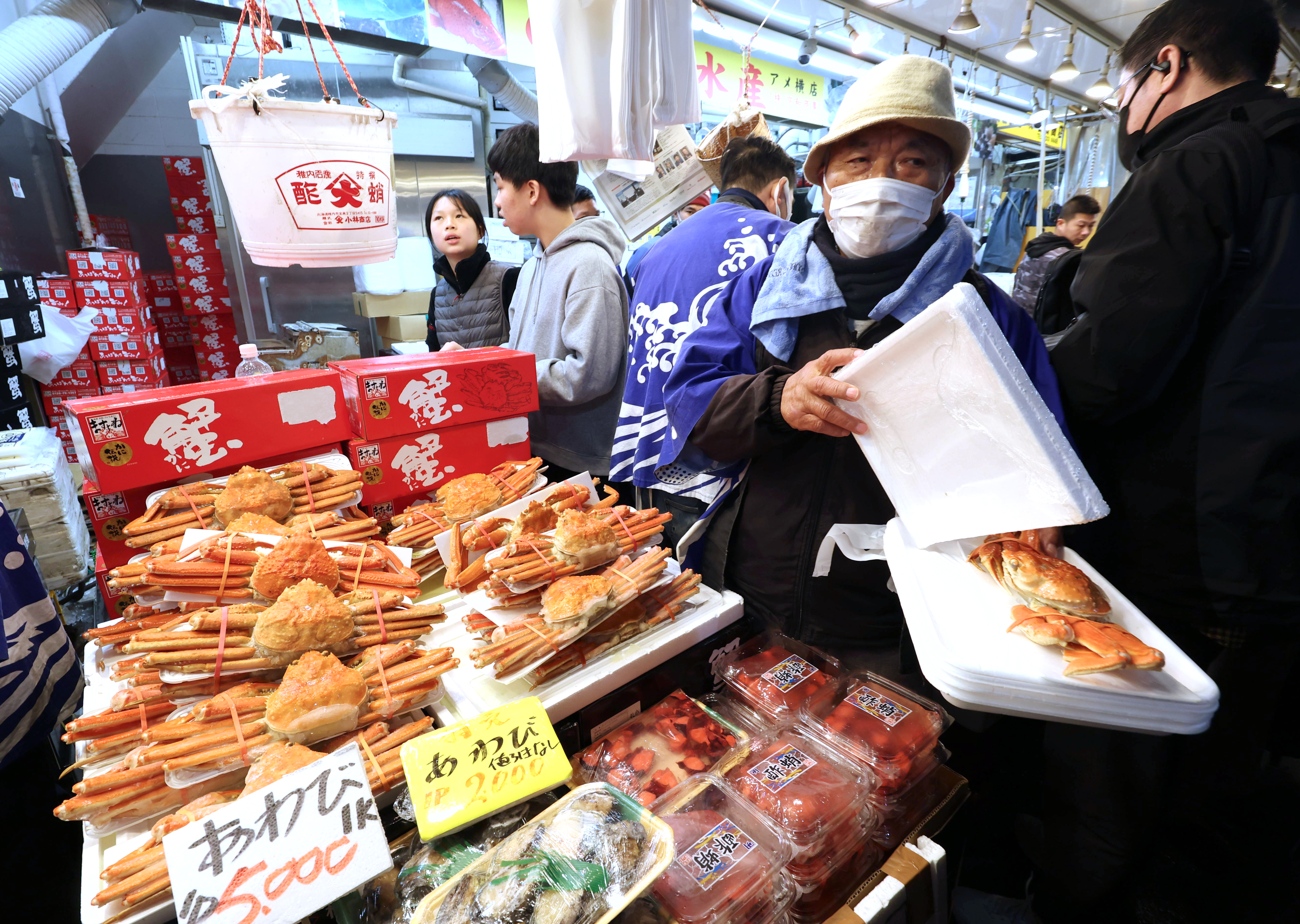 動画】年の瀬でにぎわうアメ横、威勢のよいかけ声響く - 産経ニュース