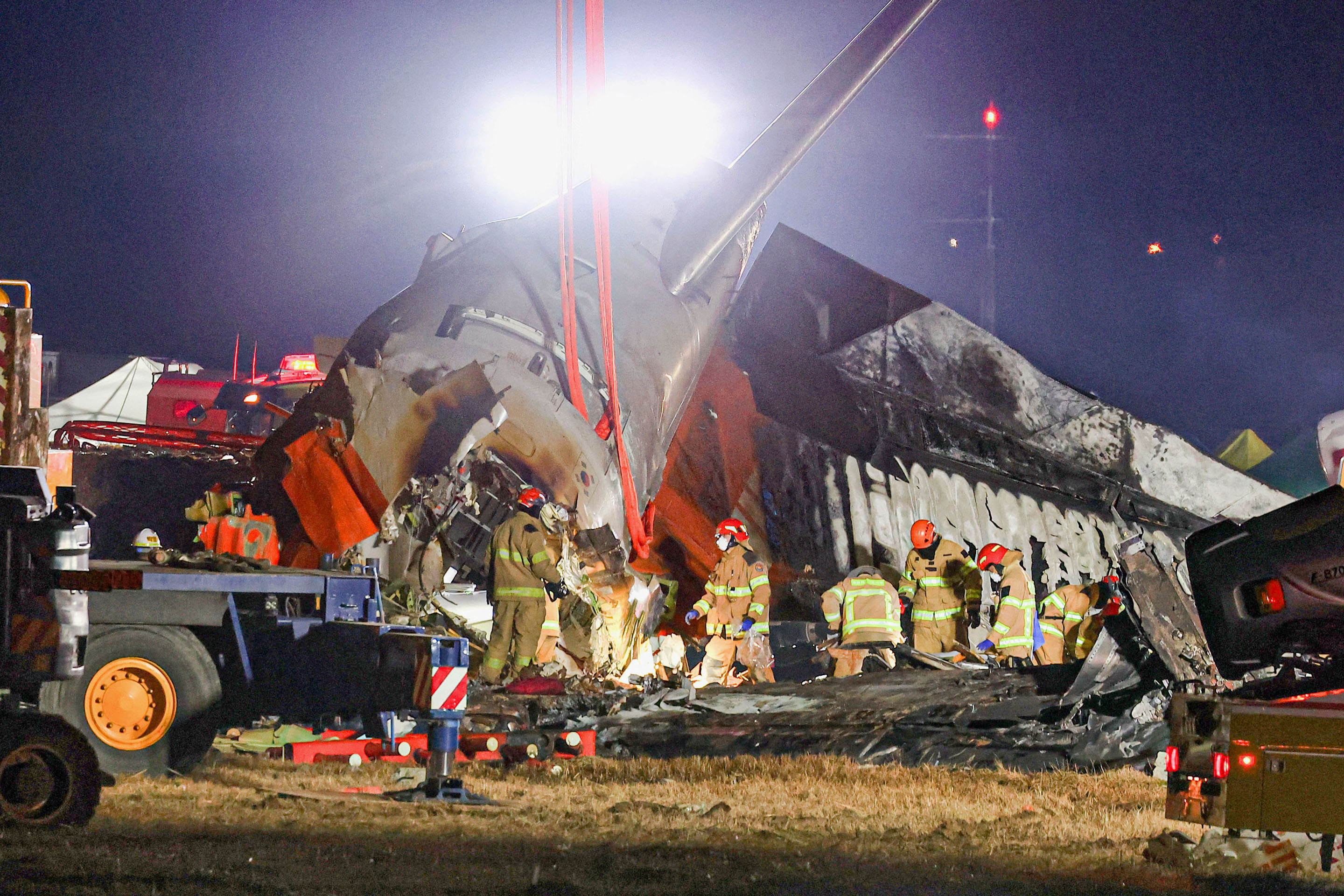韓国南西部の空港で旅客機が激突・炎上事故 179人の死亡確認、乗員2人