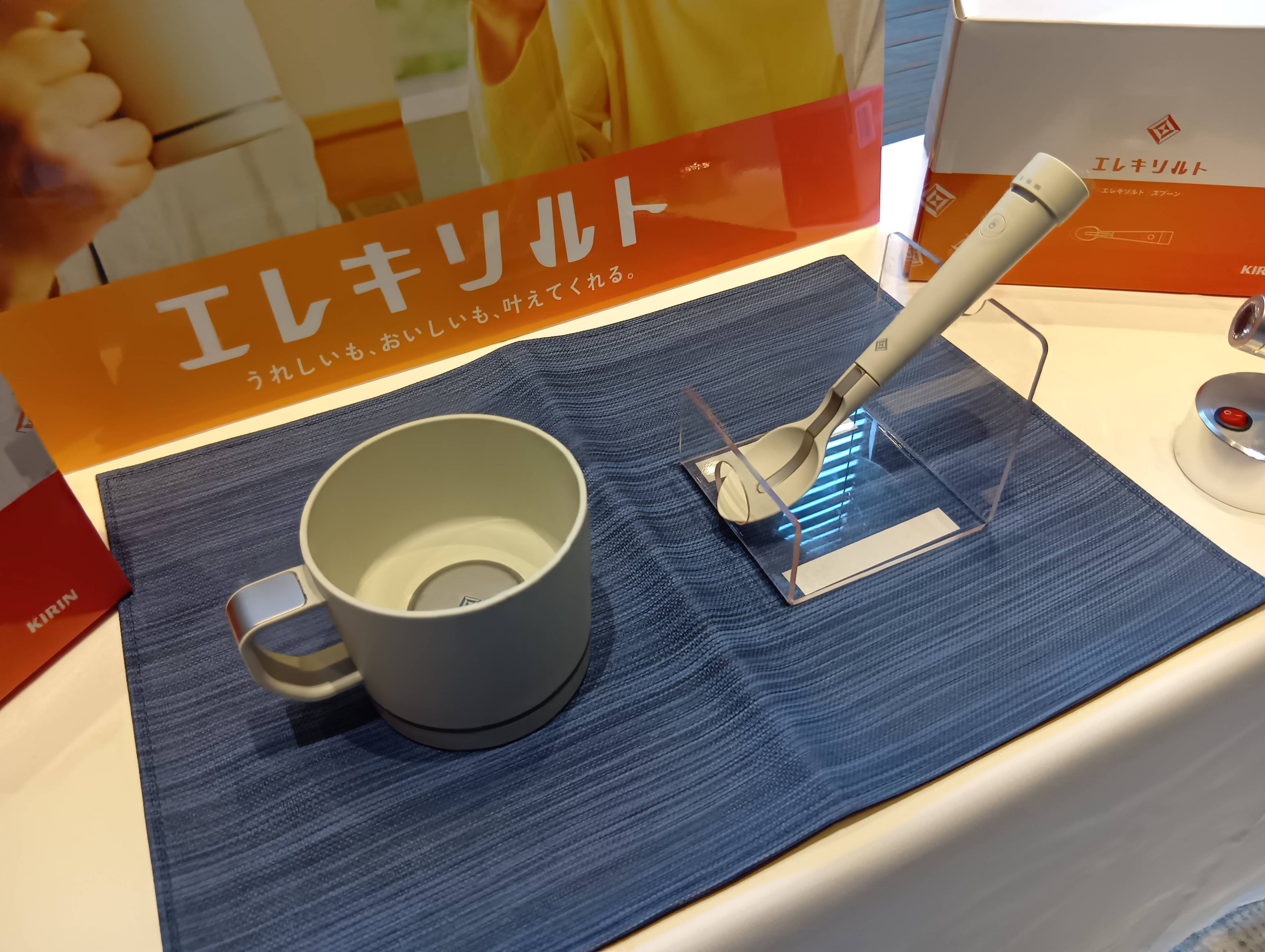 電気の力で「塩味強める」食器の第2弾は「カップ」 スプーンも改良