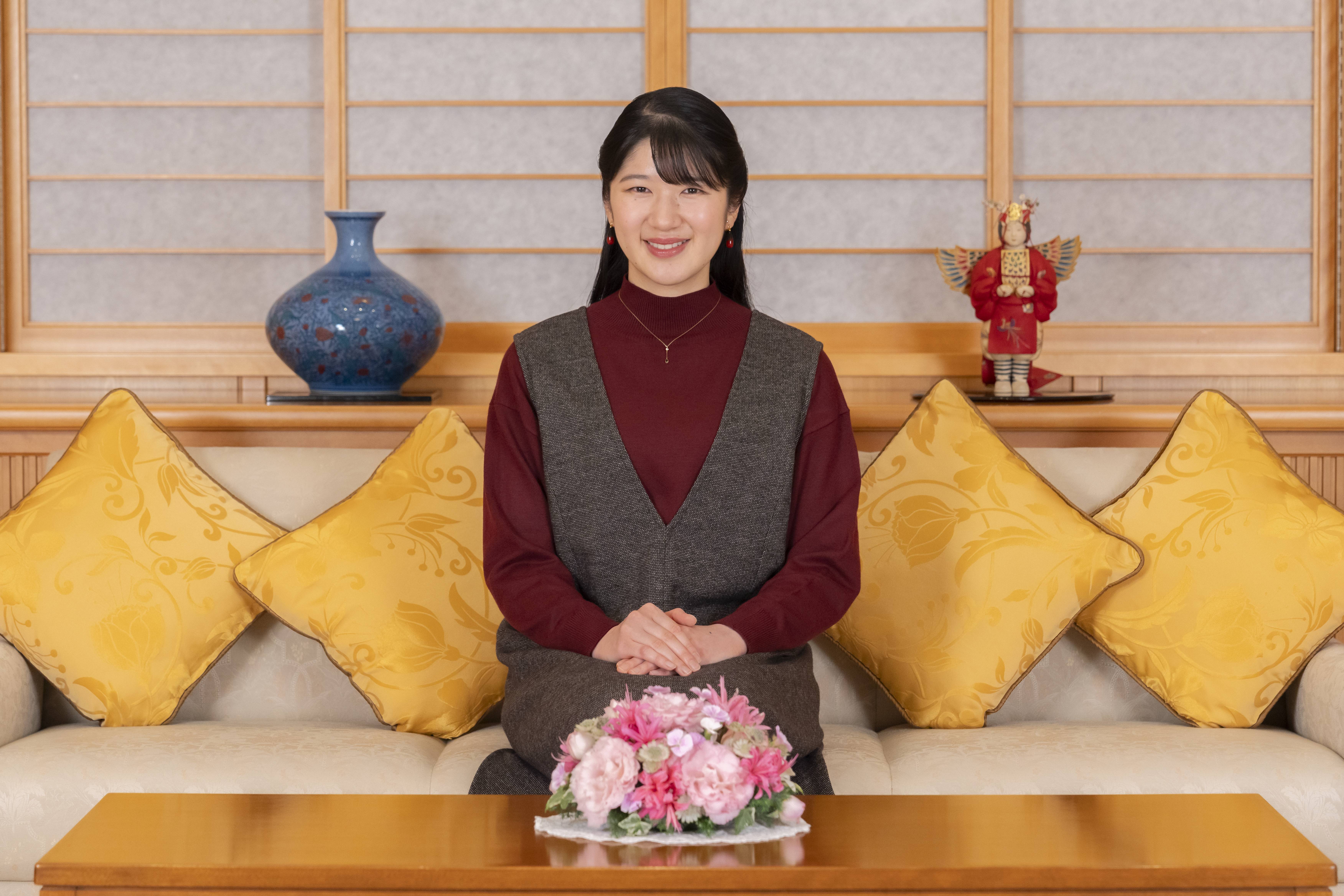 No5820掛軸　千春　「愛子内親王様御生誕一周年記念　親子雛」　共箱　送料無料 新たなご経験も積まれた一年」愛子さま24歳、この1年のご様子振り返り