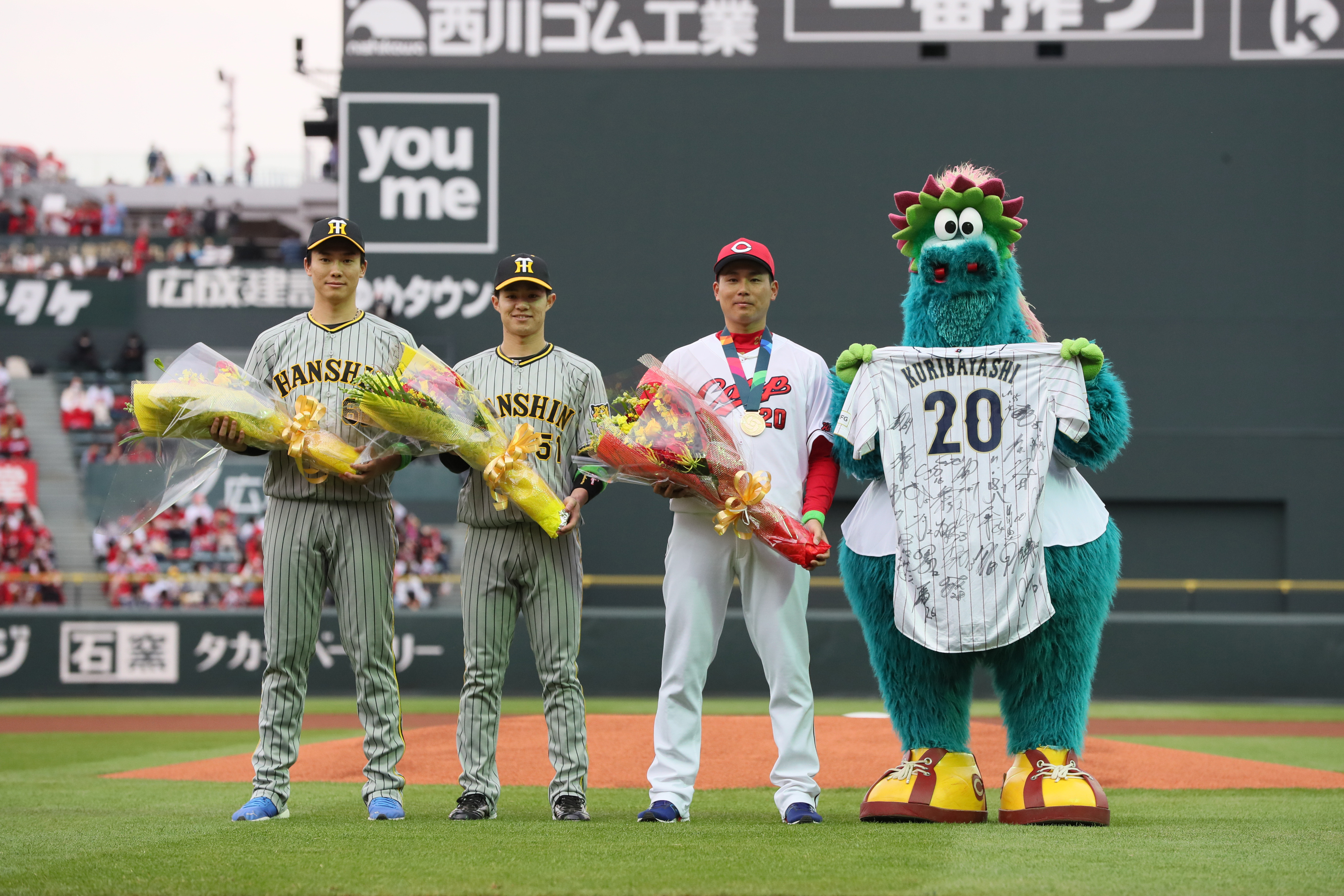 ＷＢＣ戦士の阪神・湯浅京己と中野拓夢に花束贈呈　湯浅は広島・栗林にサイン入りユニホーム手渡す