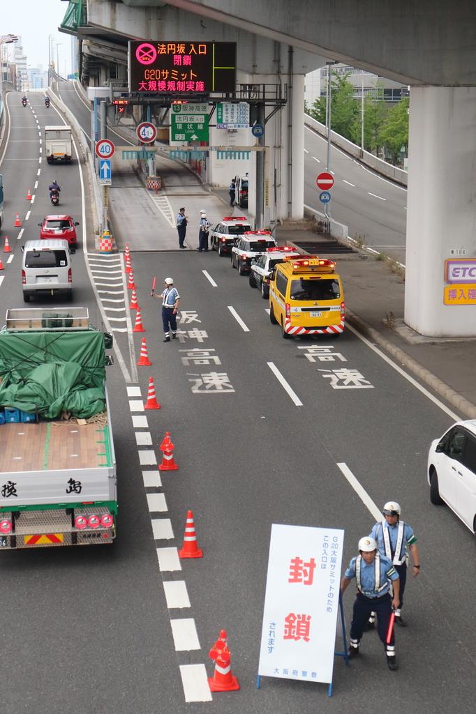 高速道路上にカラーコーンを横一列に並べる子供 100000dobu 衝撃動画 面白動画