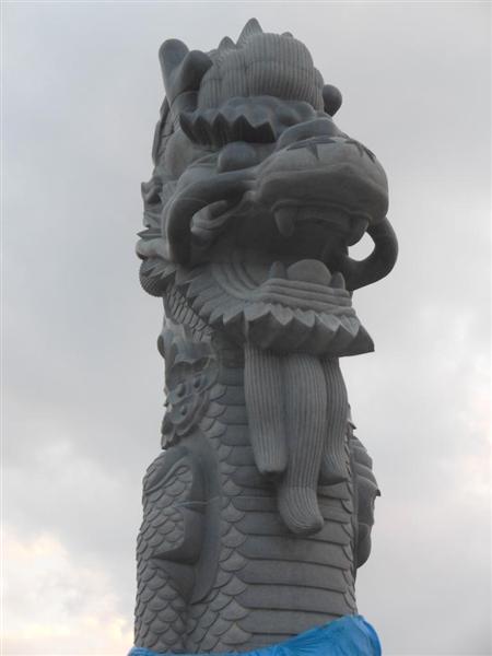 姿を現した2体の龍柱 那覇で設置工事完了 「翁長市政」で推進 中国