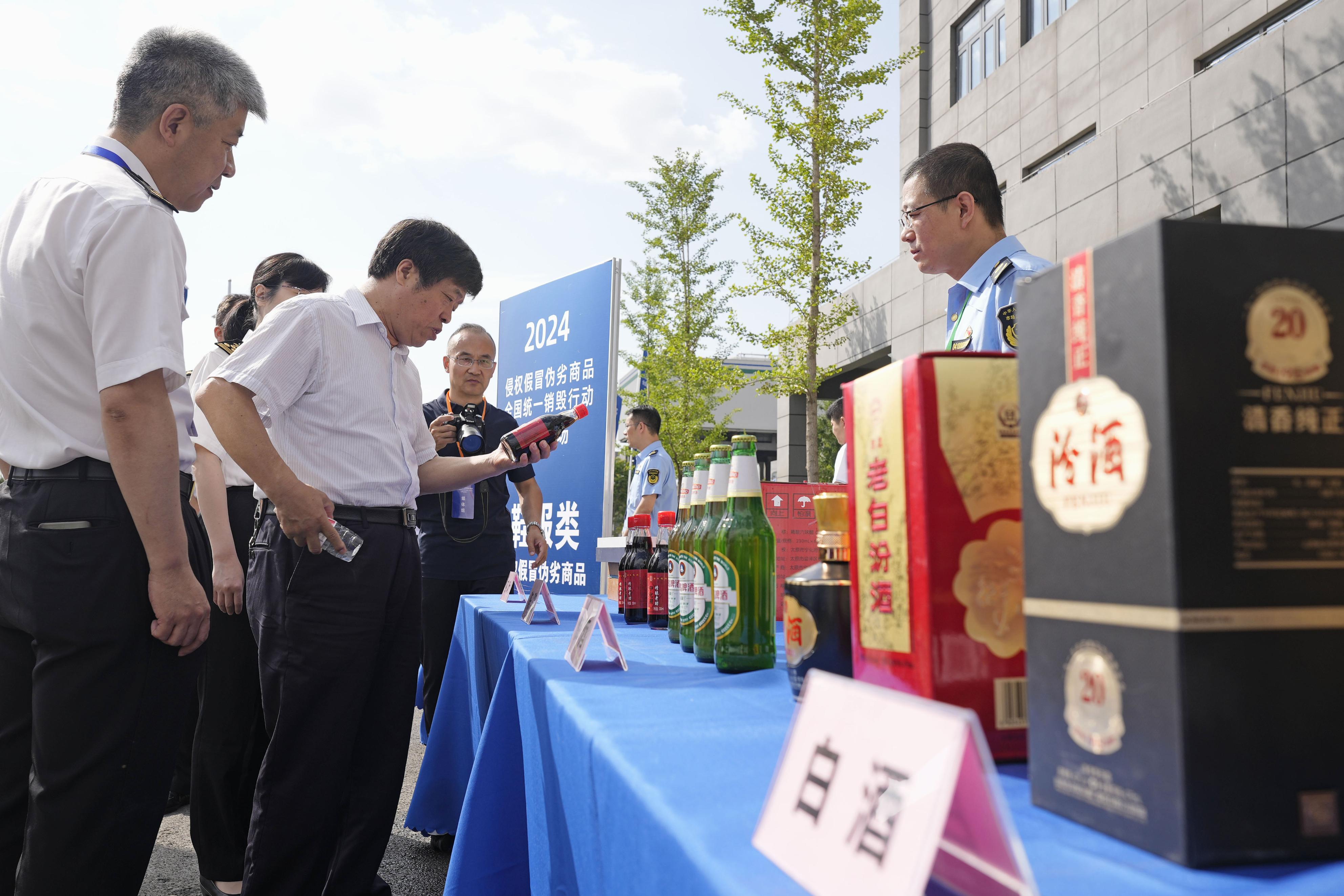 中国、偽ブランド品を粉々に 対策アピール 専用施設で大量廃棄処分