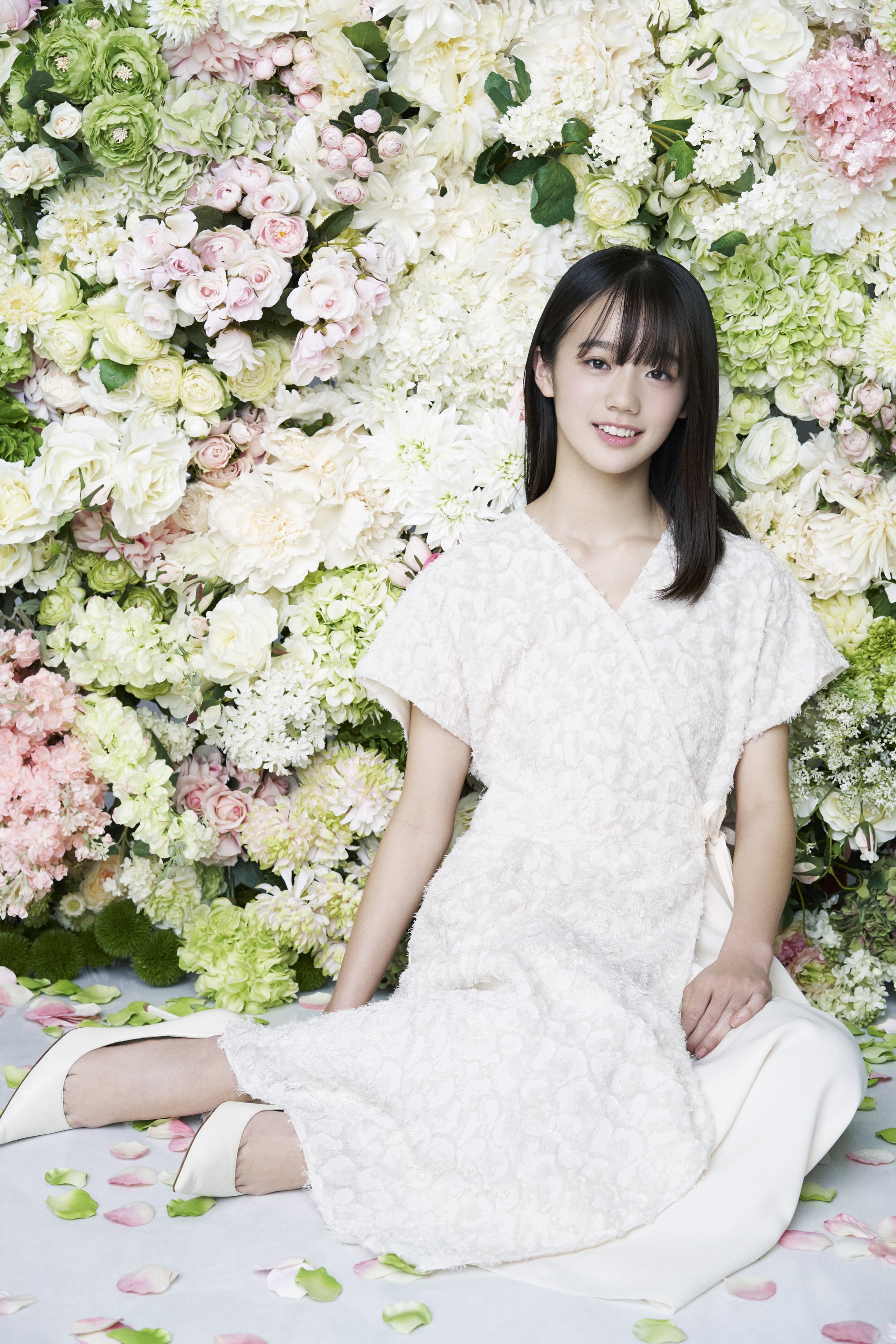 １万人の頂点に立った中島瑠菜が松竹エンタテインメントに所属 パステルカラーの 花畑 で写真撮影 サンスポ