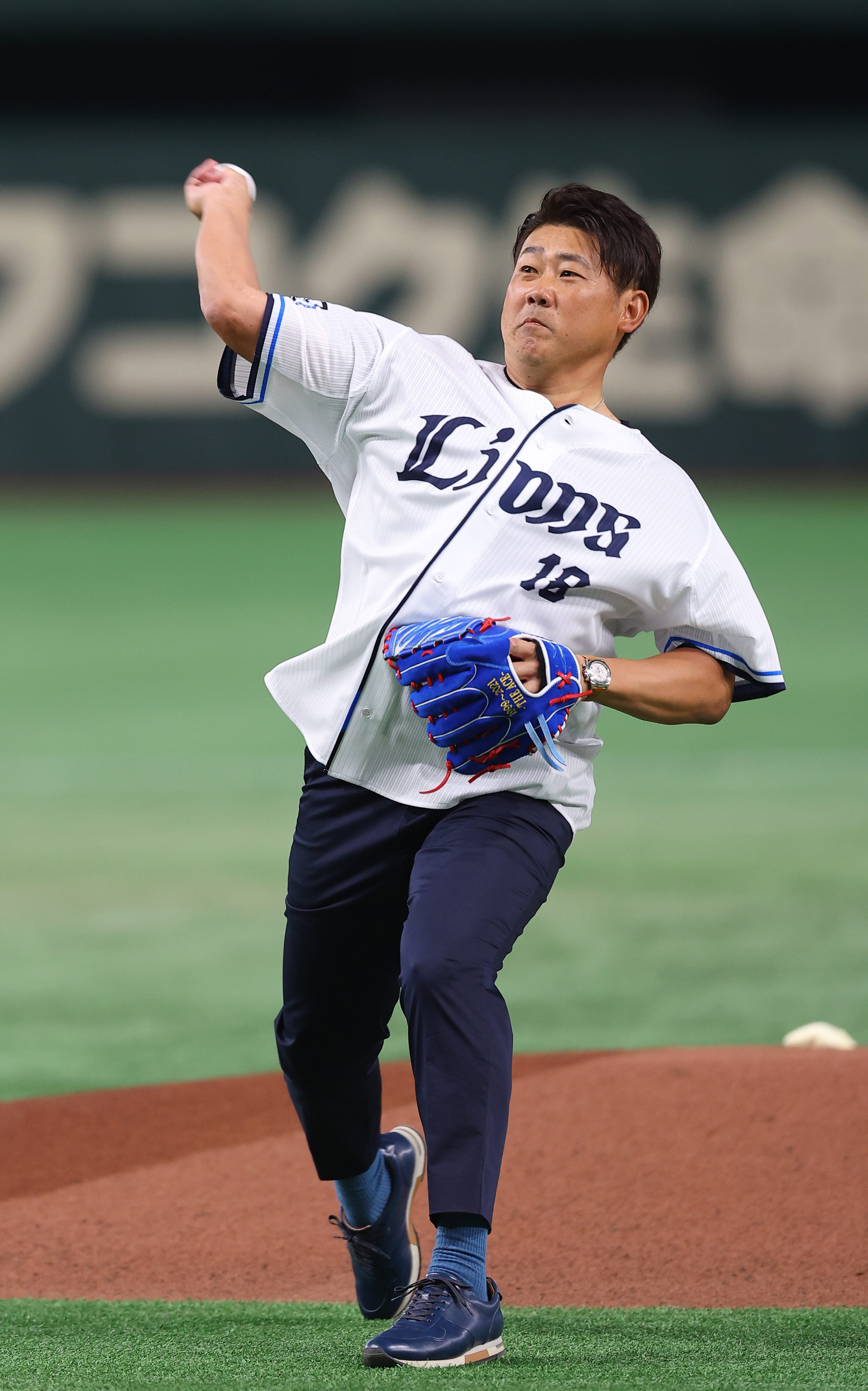 フォト】投手へ配慮、マウンド上がらず投球 松坂さん始球式 - 産経ニュース