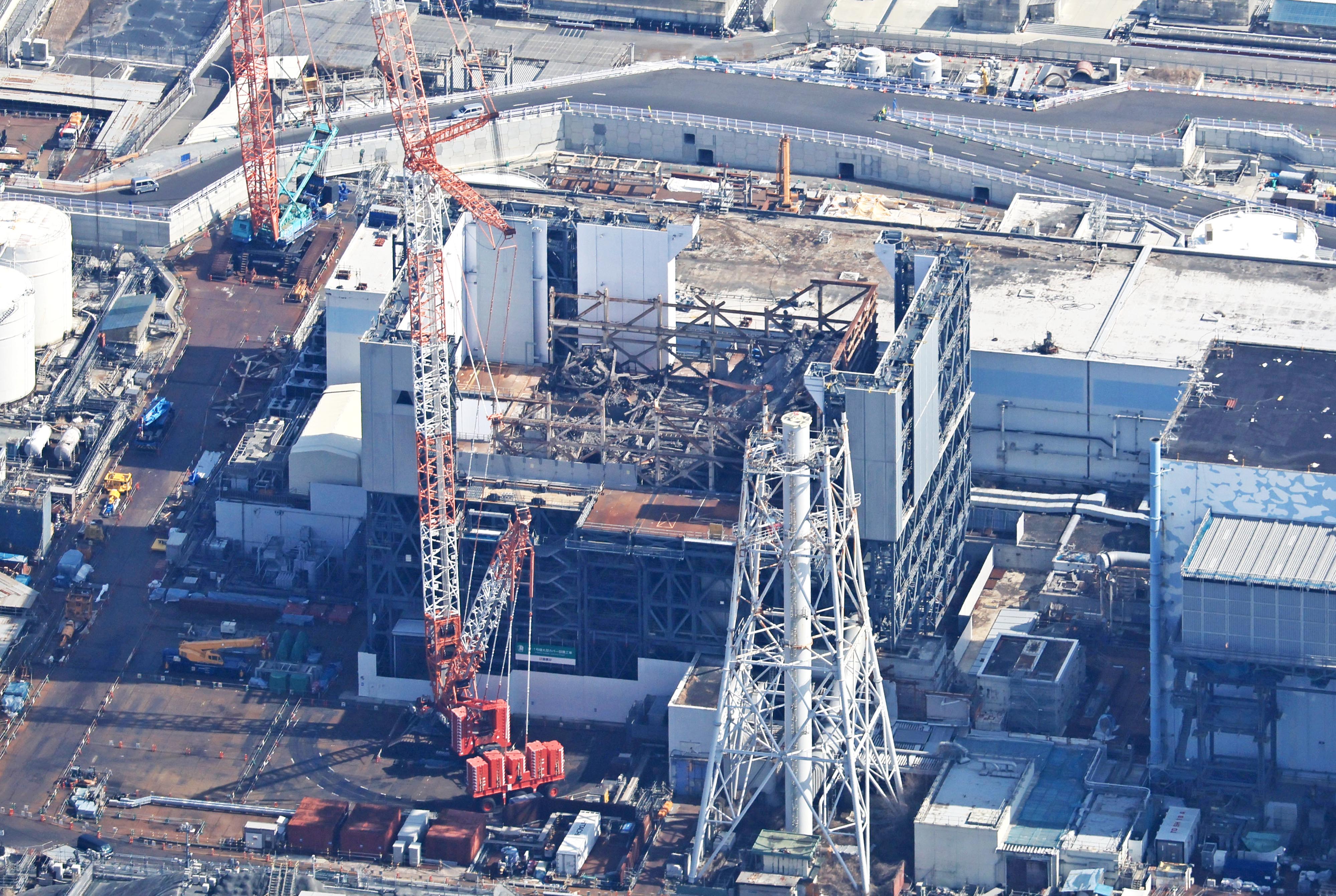 1号機大型カバー完成は年度内に延期 福島第1原発、クレーンの不具合