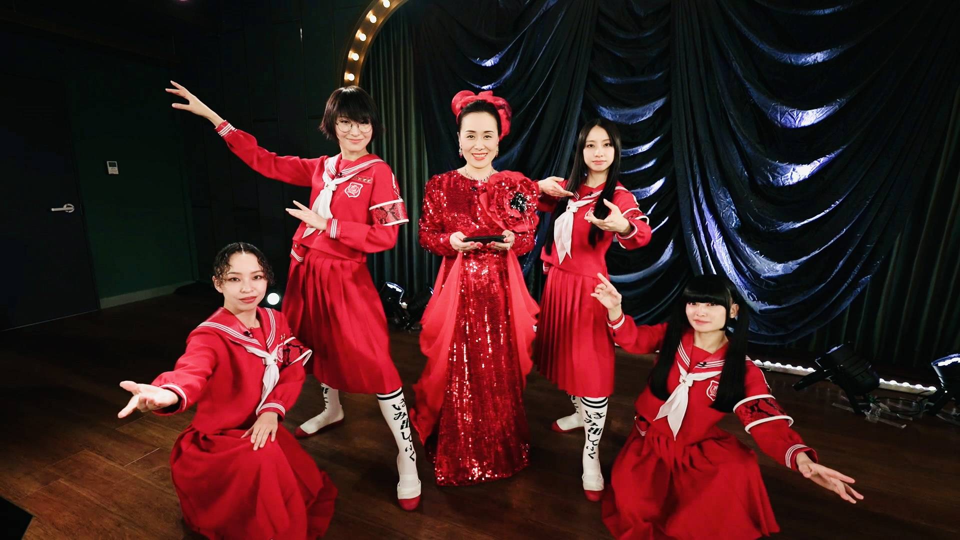 美空ひばりさんがAIでよみがえり、新しい学校のリーダーズと「真っ赤な