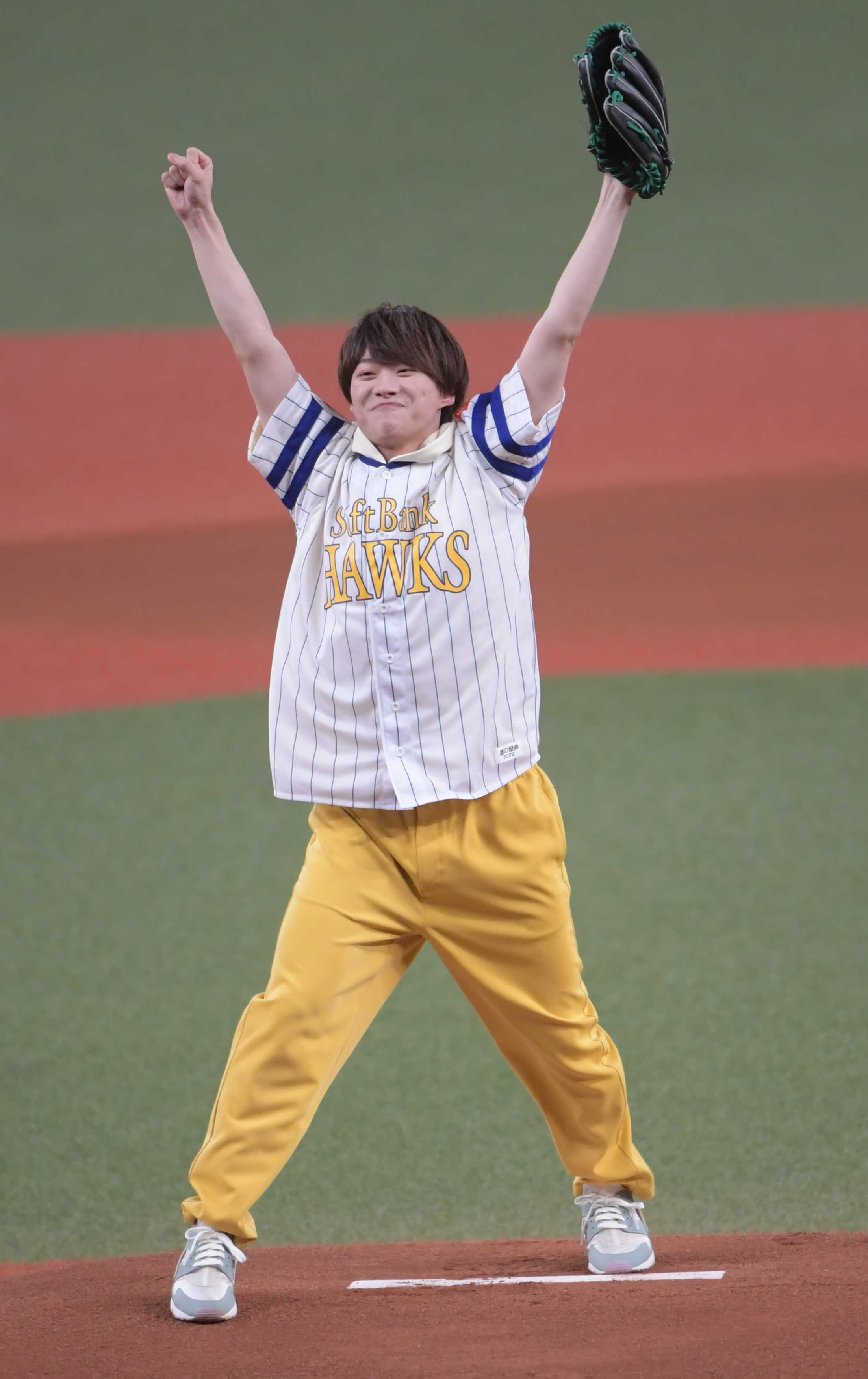 なにわ男子の大橋和也が始球式 ノーバウンド投球に「マネジャーと