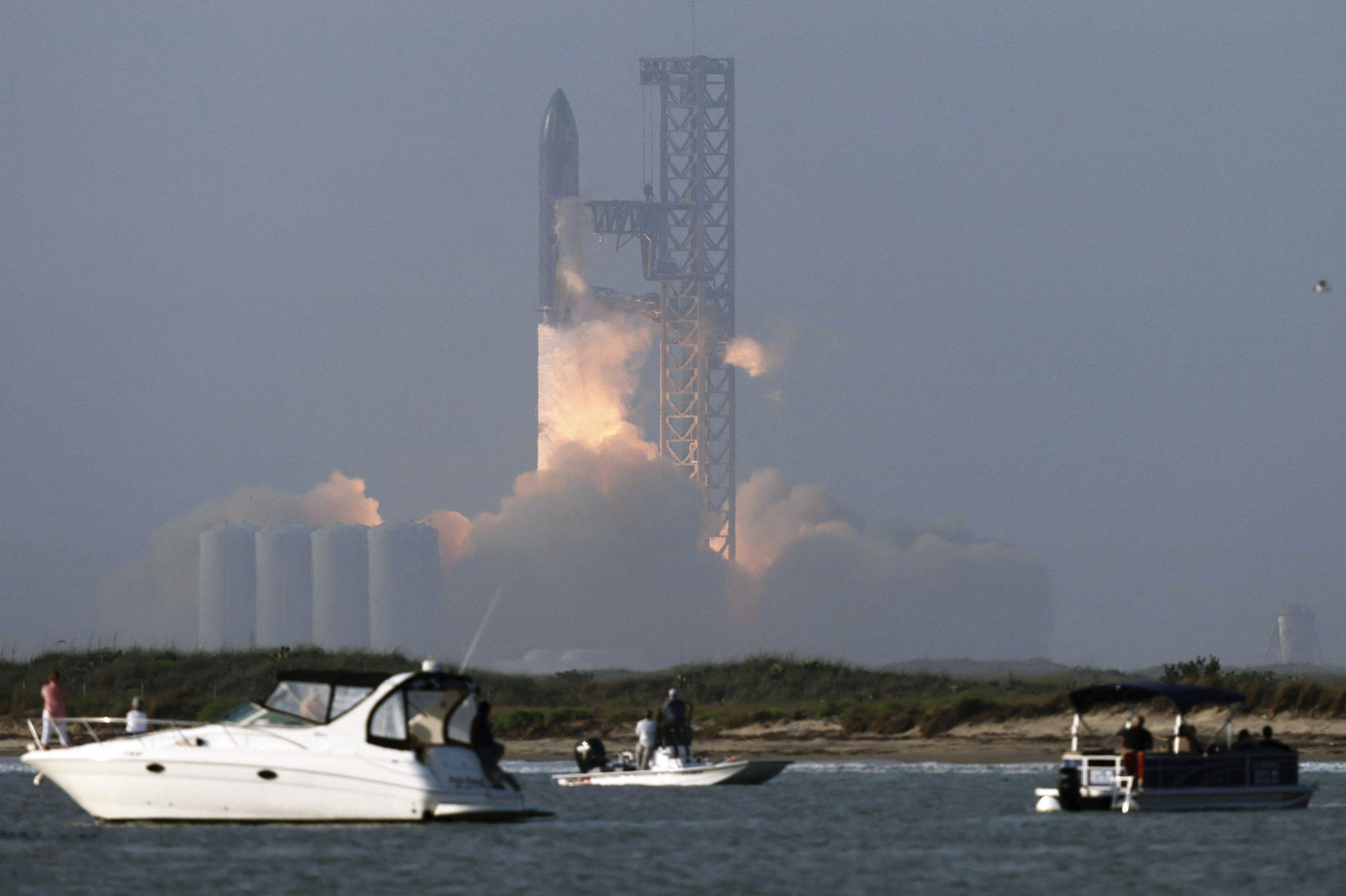 フォト】スペースＸ新宇宙船、爆破 複数エンジンが停止、姿勢保